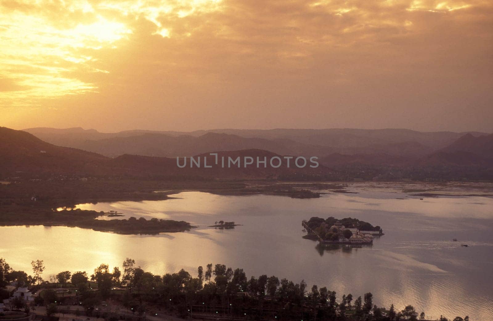 the Landscape and Nature of the Pichhola Lake in the Town of Udaipur in the Province of Rajasthan in India.  India, Udaipur, January, 1998