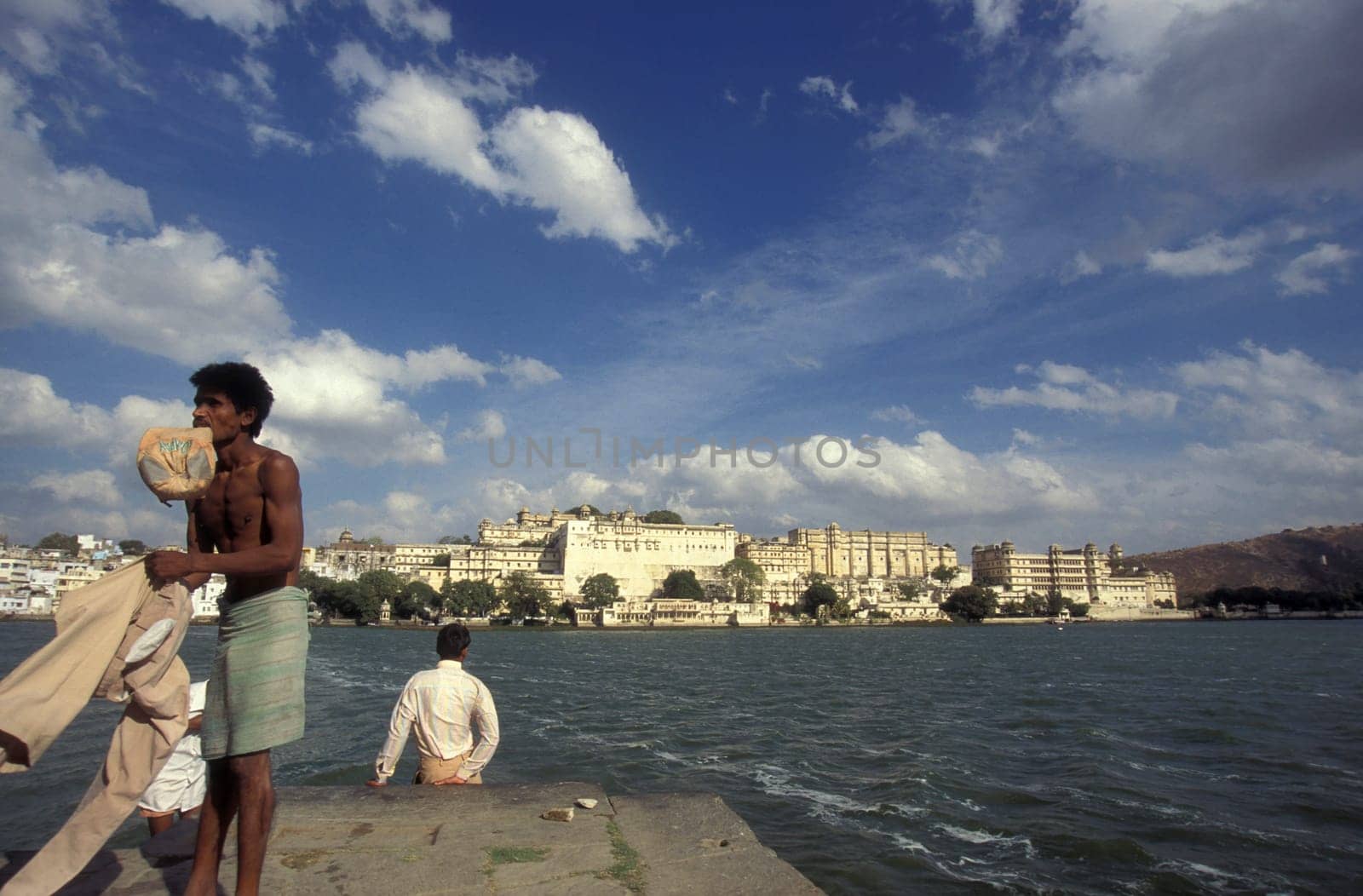The City Palace and Hotel at the Pichhola Lake in the Town of Udaipur in the Province of Rajasthan in India.  India, Udaipur, January, 1998