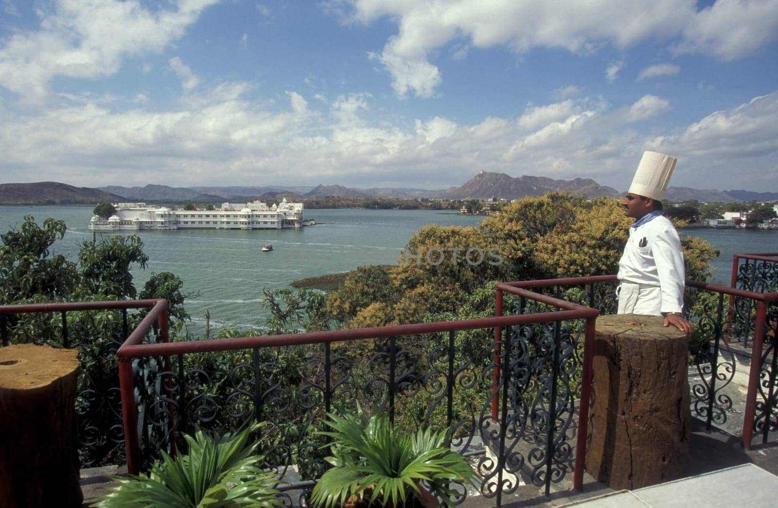 a view of the Jagmandir Palace on the Pichhola Lake in the Town of Udaipur in the Province of Rajasthan in India.  India, Udaipur, January, 1998