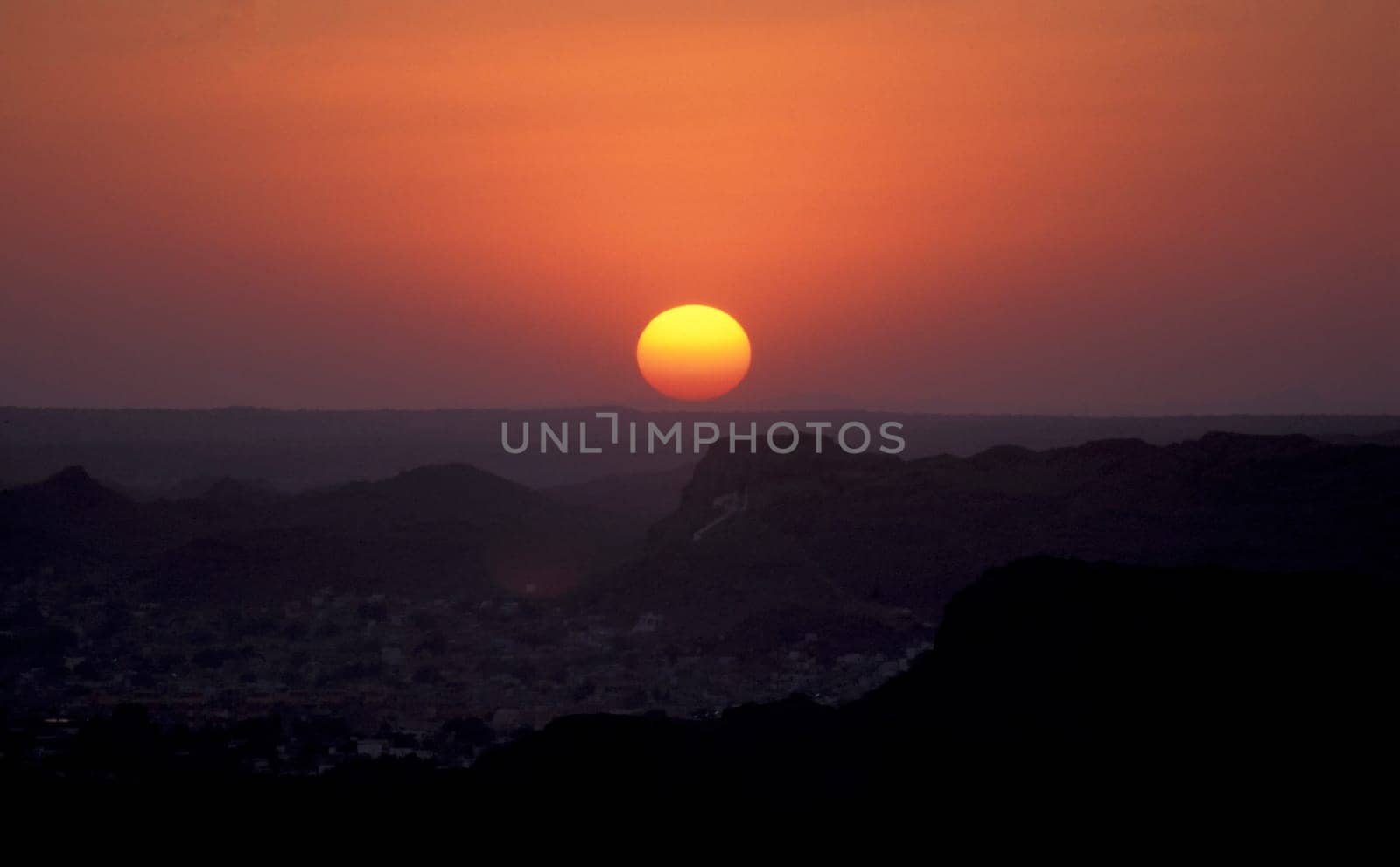 a sunset in the Thar Desert near the Town of Jaisalmer in the Province of Rajasthan in India.  India, Jaisalmer, January, 1998