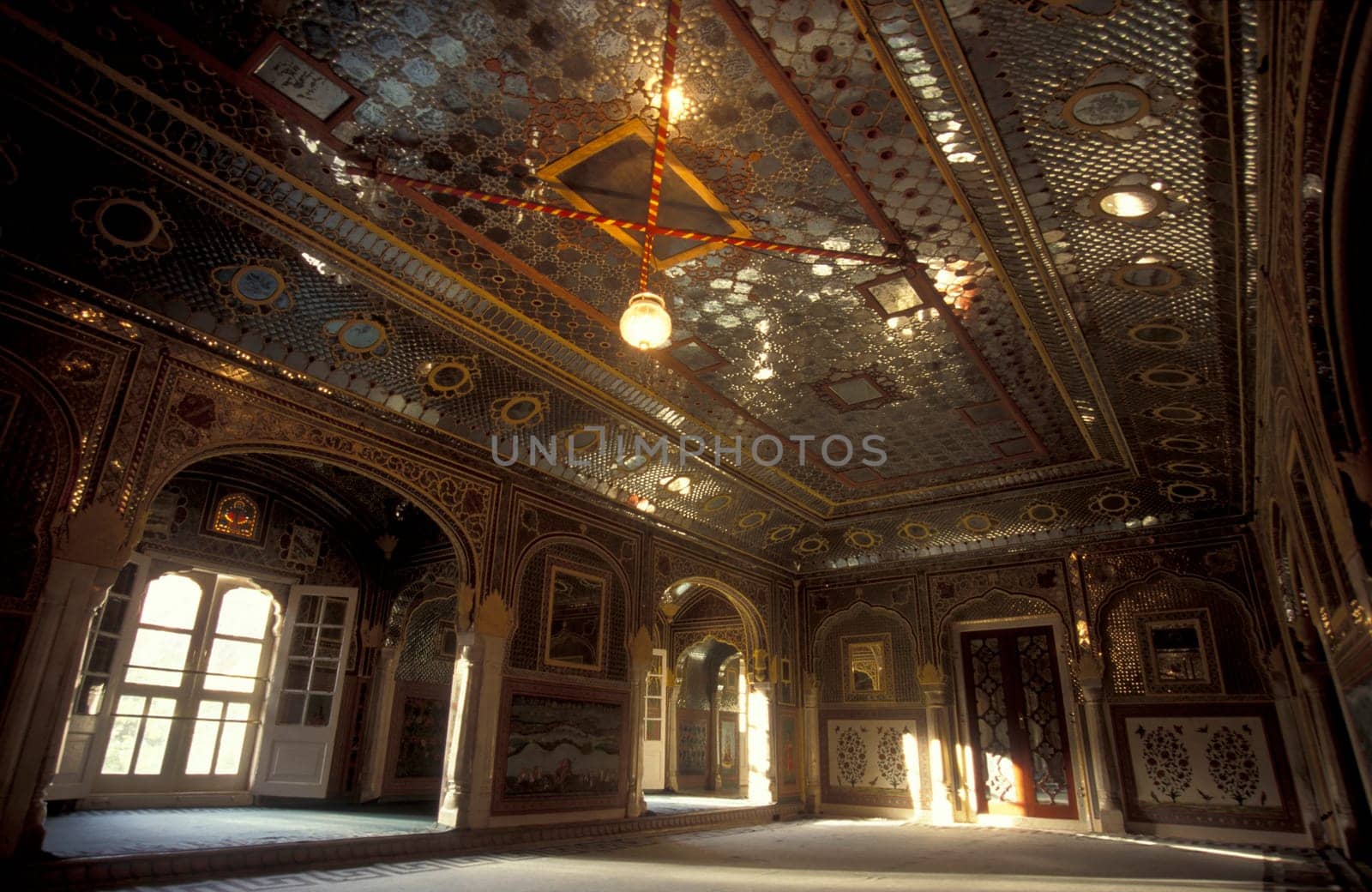 a room inside of the Samode Palace Hotel near the City of Jaipur in the Province of Rajasthan in India.  India, Jaipur, January, 1998