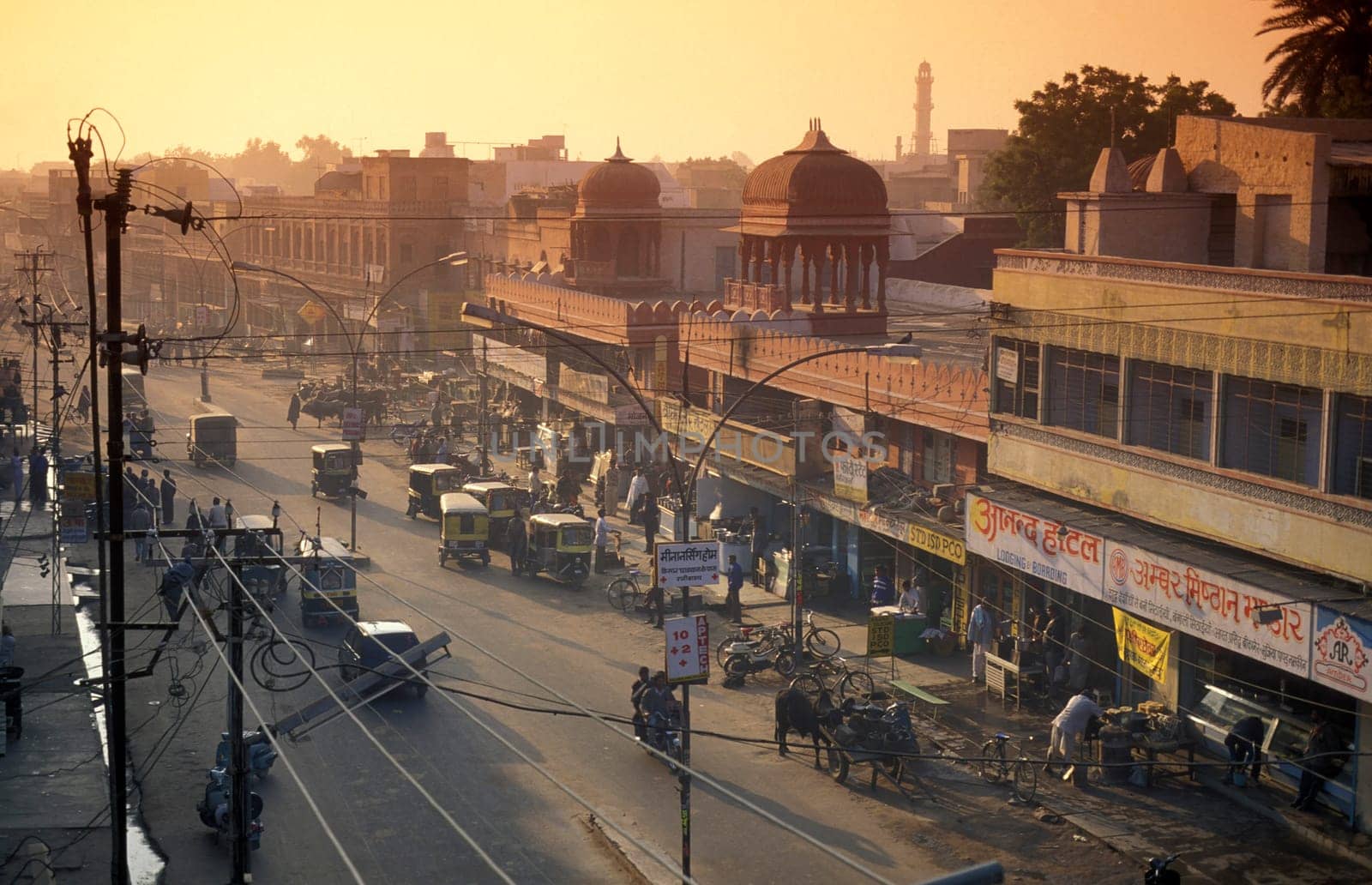 a road with old Houses and Palce in the City of Jaipur in the Province of Rajasthan in India.  India, Jaipur, January, 1998