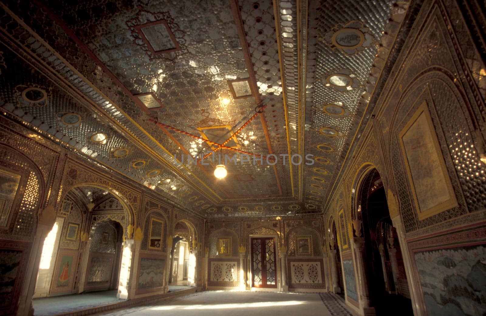 a room inside of the Samode Palace Hotel near the City of Jaipur in the Province of Rajasthan in India.  India, Jaipur, January, 1998