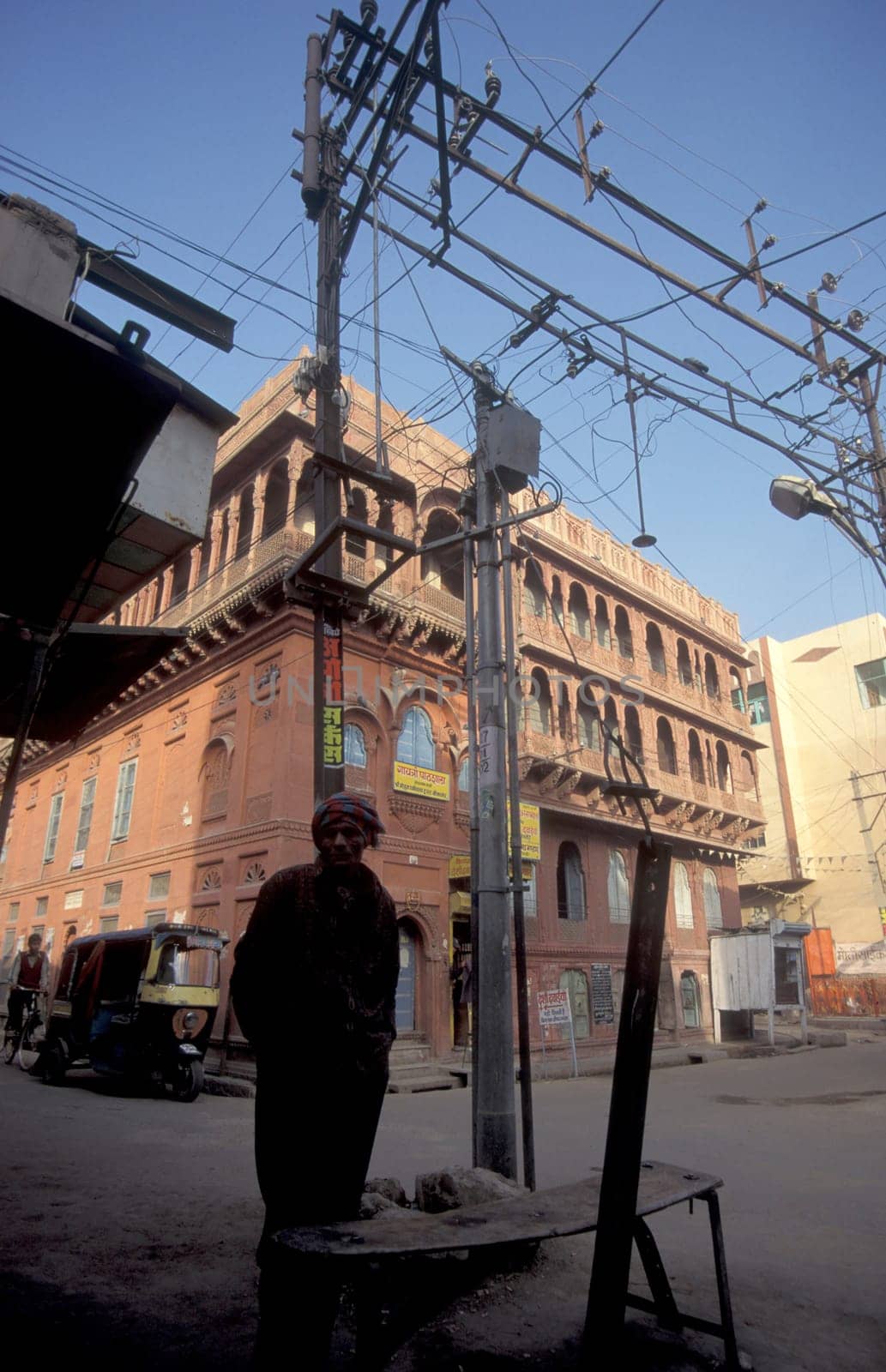 a House and Palace a road in the City of Jaipur in the Province of Rajasthan in India.  India, Jaipur, January, 1998