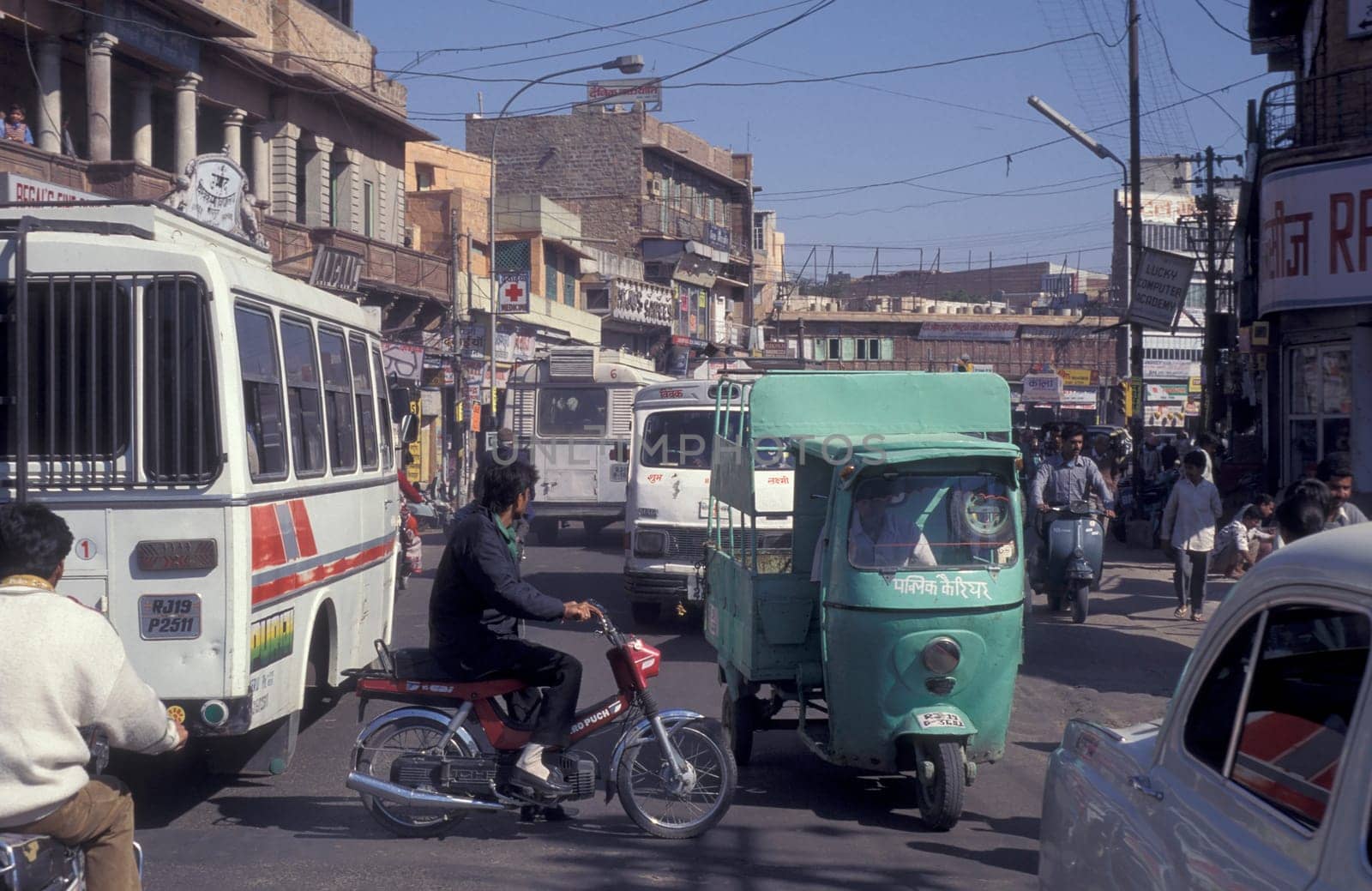 traffic on a road in the City of Jaipur in the Province of Rajasthan in India.  India, Jaipur, January, 1998