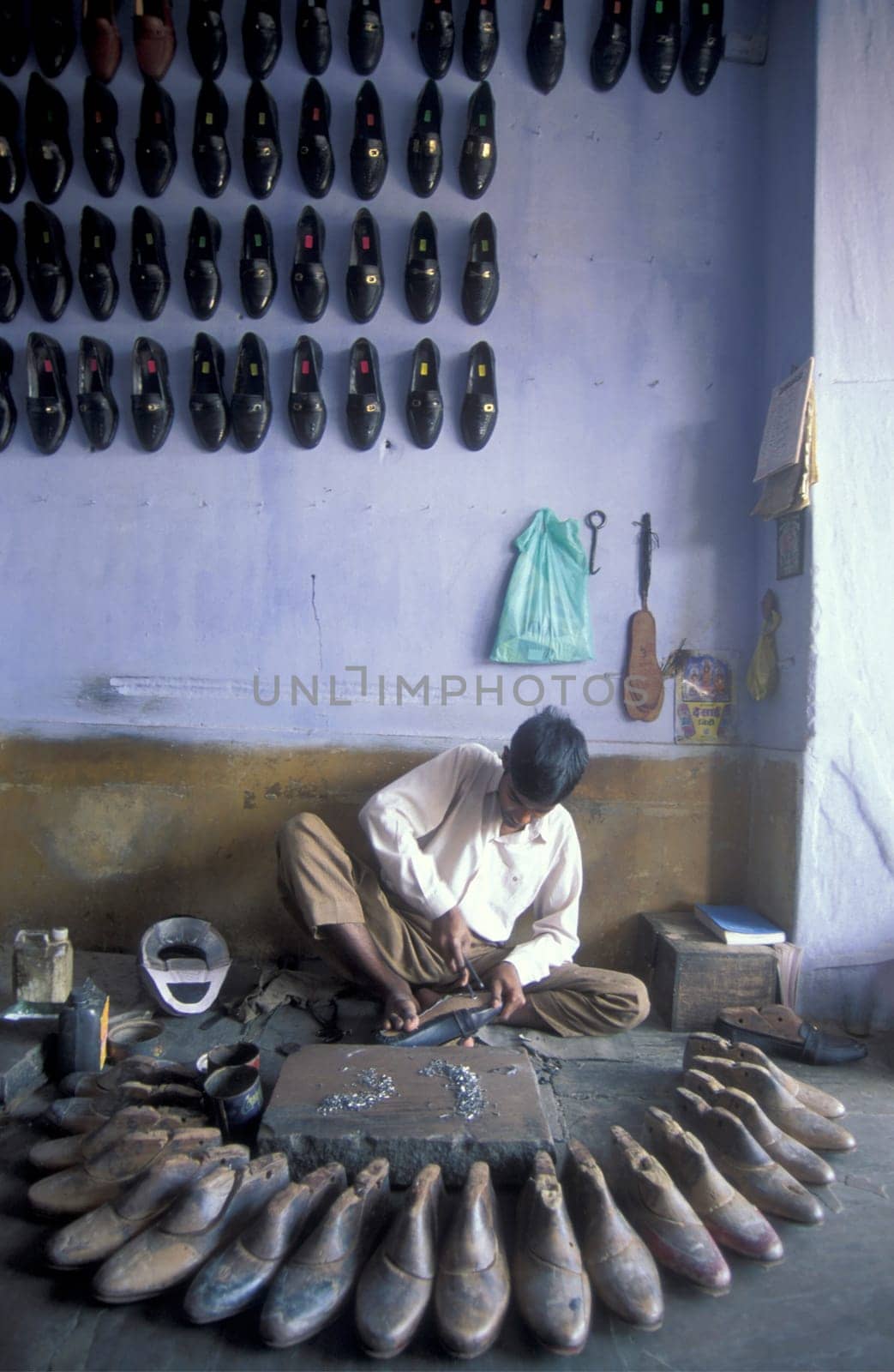 a Shoe maker in a shoe Factory in the City of Jaipur in the Province of Rajasthan in India.  India, JAIPUR, January, 1998