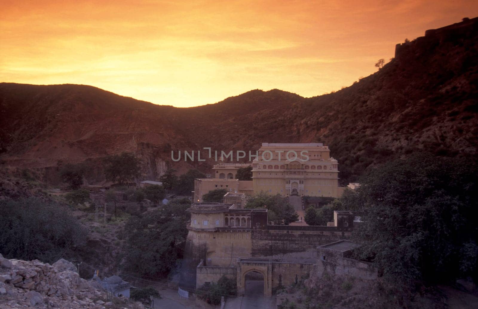 a view of the Samode Palace Hotel near the City of Jaipur in the Province of Rajasthan in India.  India, Jaipur, January, 1998