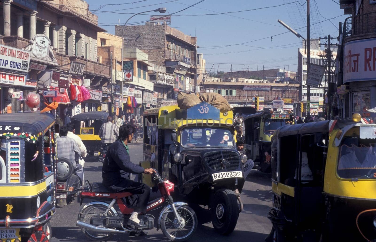 traffic on a road in the City of Jaipur in the Province of Rajasthan in India.  India, Jaipur, January, 1998