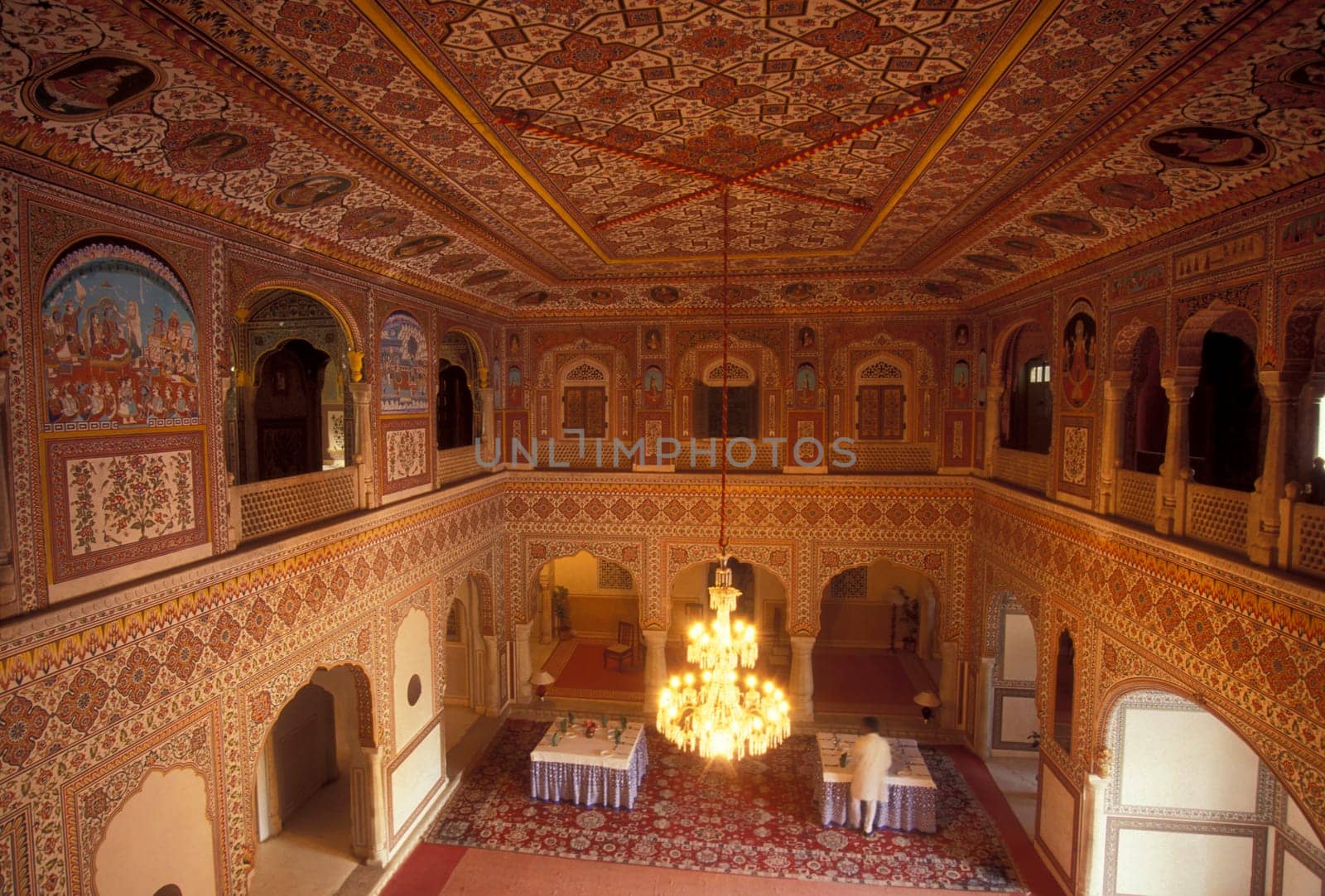 Inside the Samode Palace Hotel near the City of Jaipur in the Province of Rajasthan in India.  India, Jaipur, January, 1998