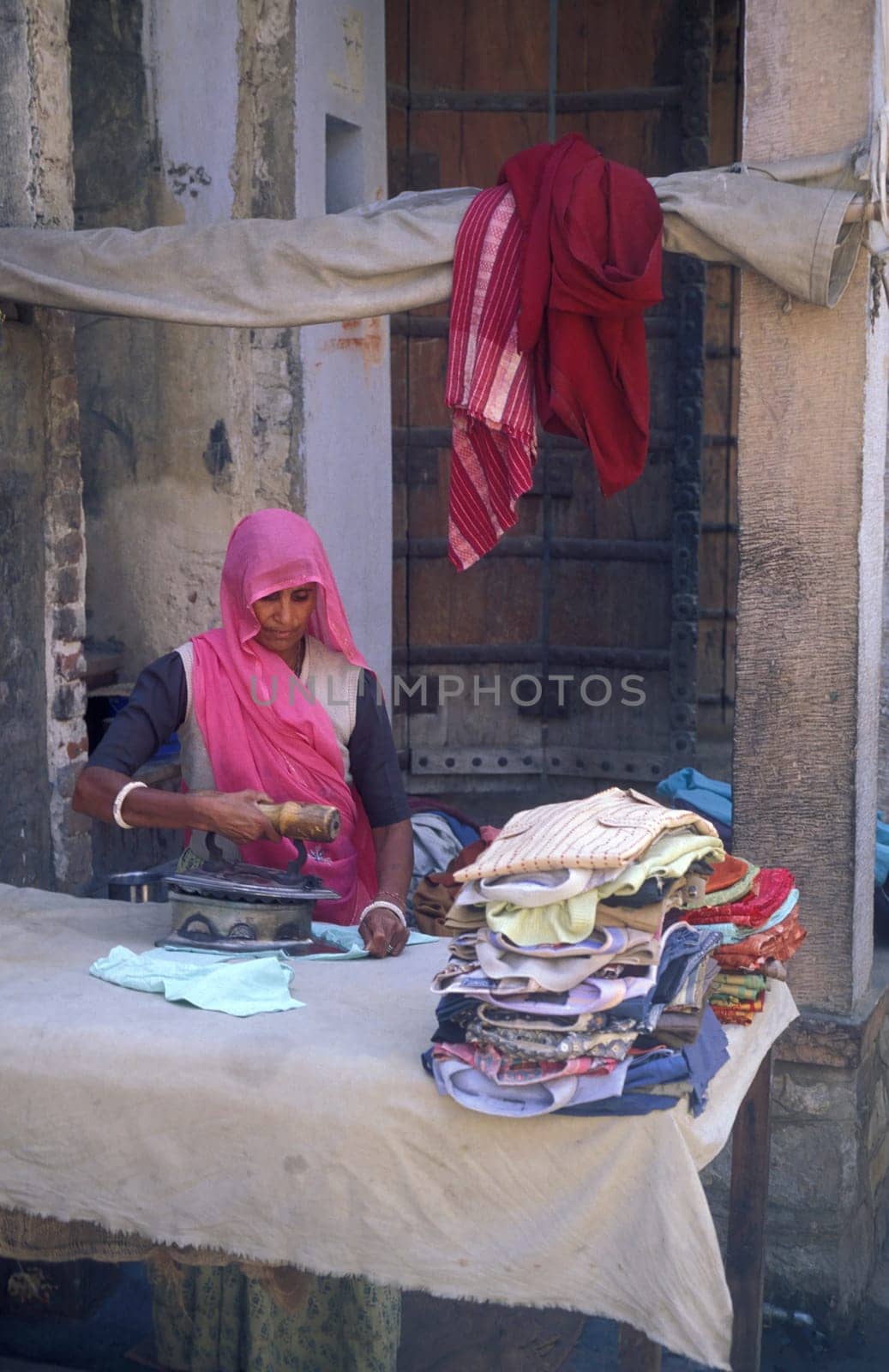 a women at her Laundry homework in the City of Jaipur in the Province of Rajasthan in India.  India, JAIPUR, January, 1998
