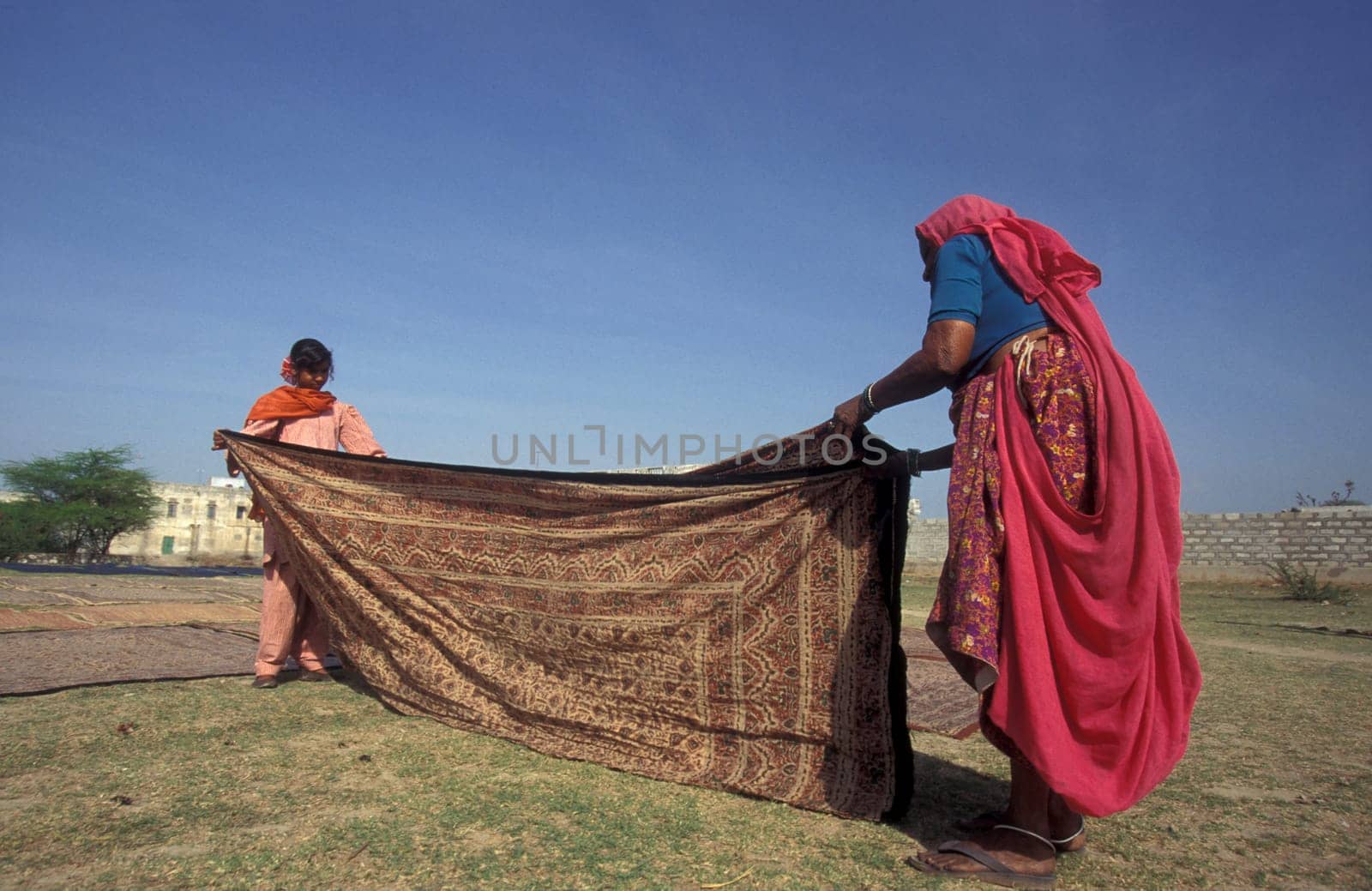 Working People in a textile coloring and dryeing Factory in the City of Jaipur in the Province of Rajasthan in India.  India, Jaipur, January, 1998