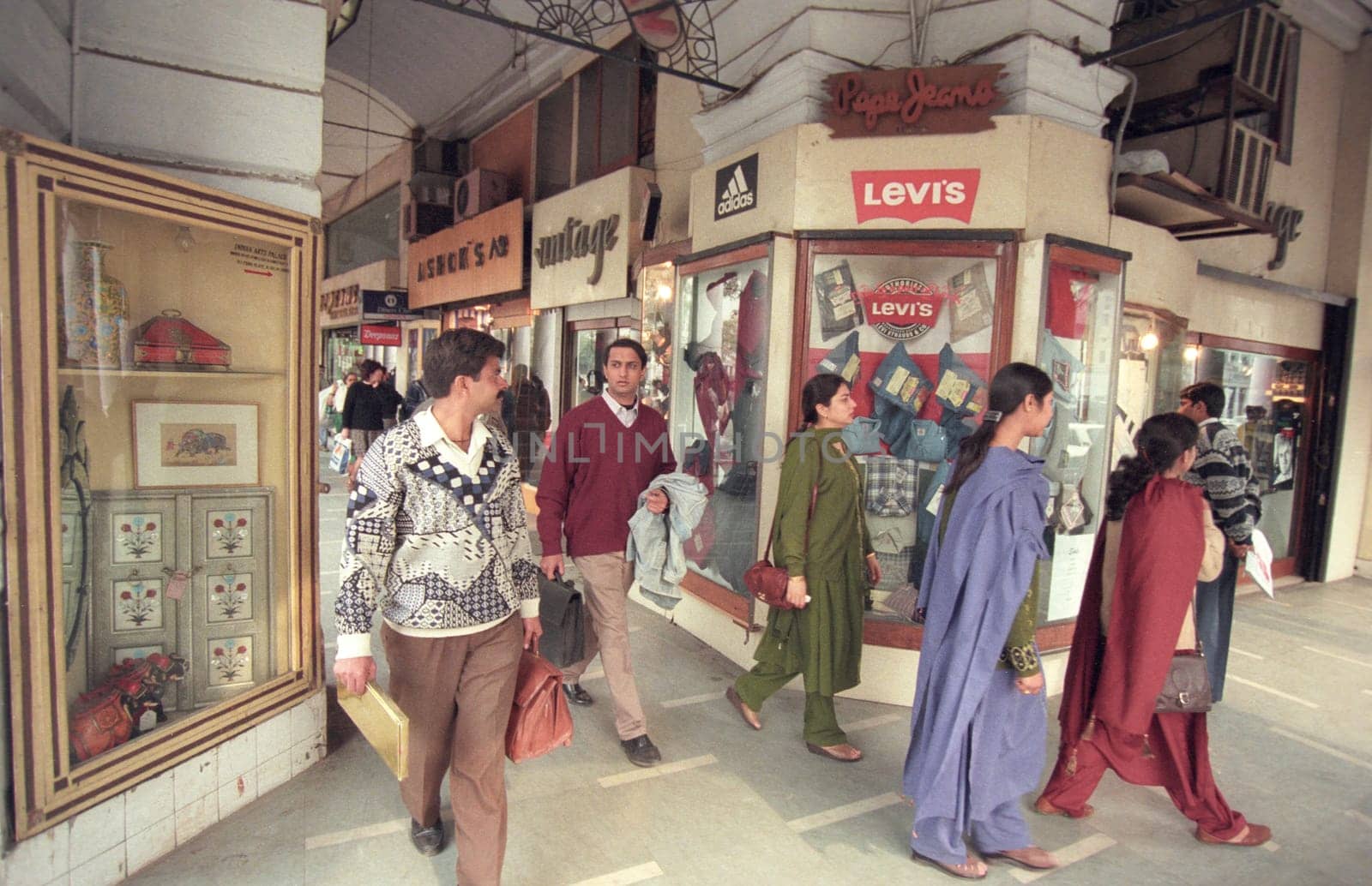 people at the shopping area of Connaught Place in the city of New Delhi in India.  India, Delhi, Februar, 1998