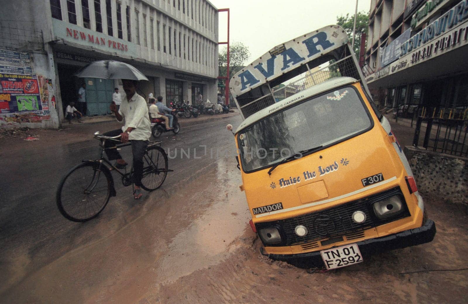 a car accident with a hole in the road by rain showers in the city centre of Mumbai in India.  India, Mumbai, March, 1998