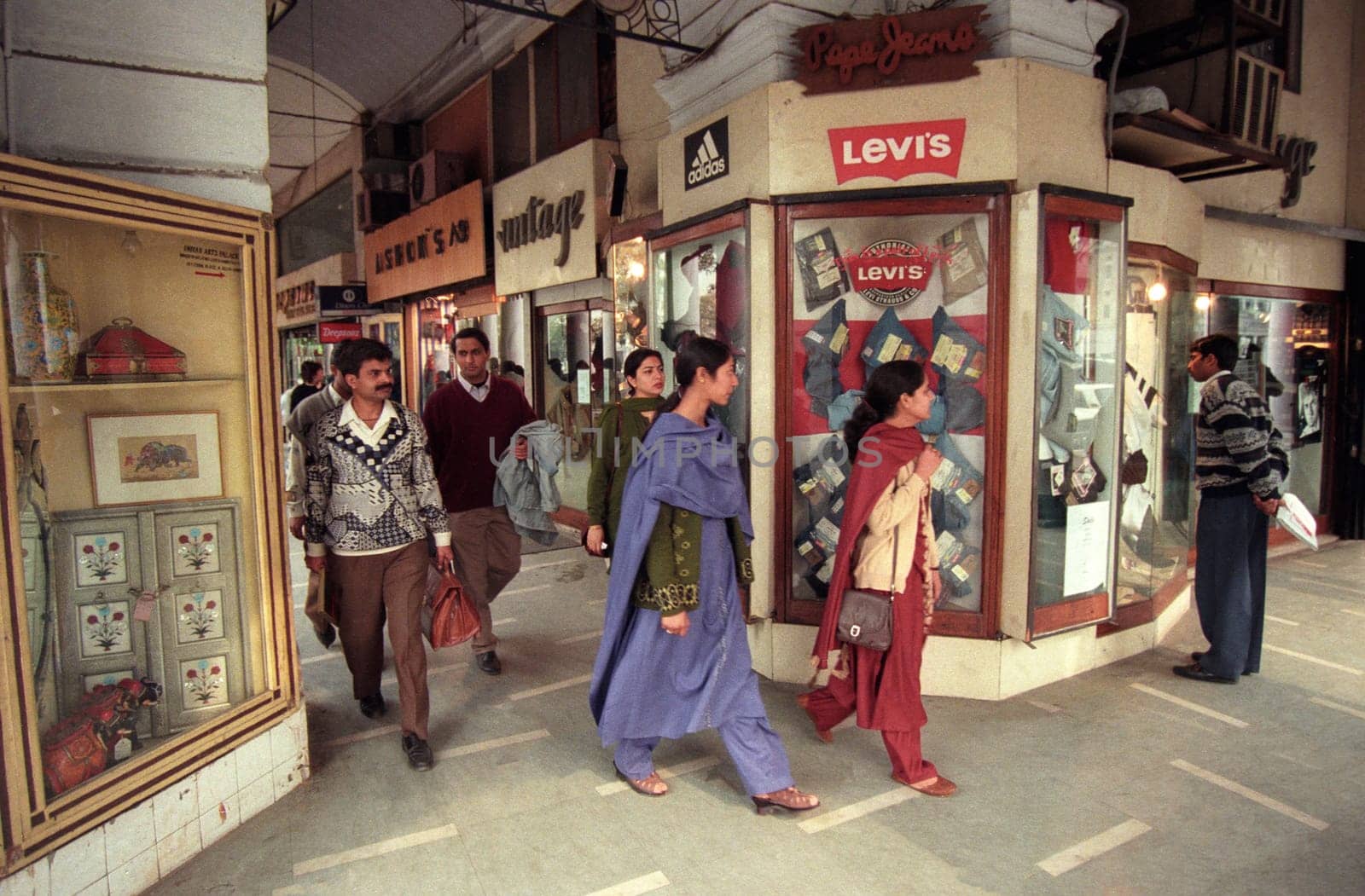 people at the shopping area of Connaught Place in the city of New Delhi in India.  India, Delhi, Februar, 1998