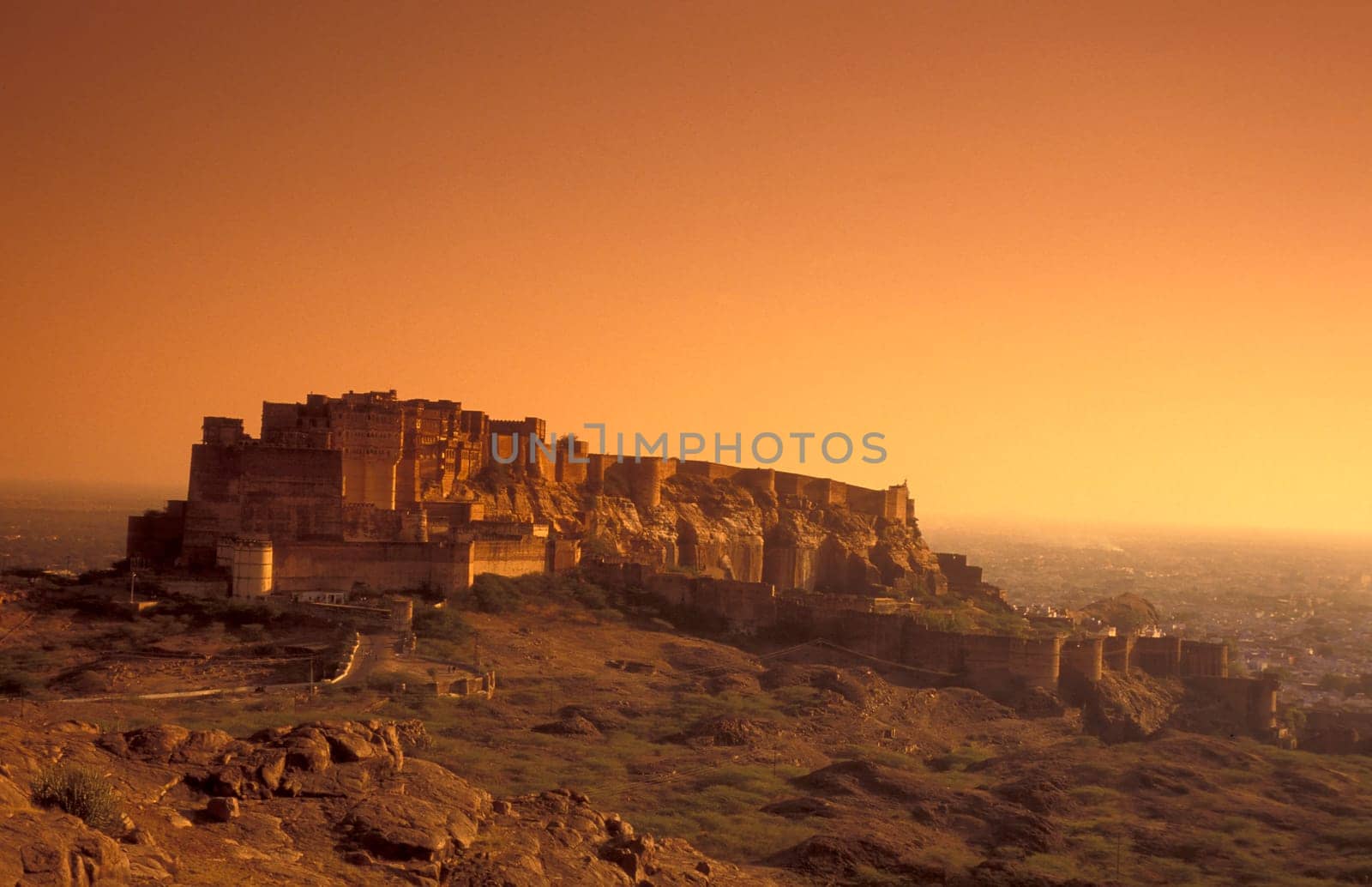 a view of the Meherangarh in the Town of Jodhpur in the Province of Rajasthan in India.  India, Jodhpur, January, 1998