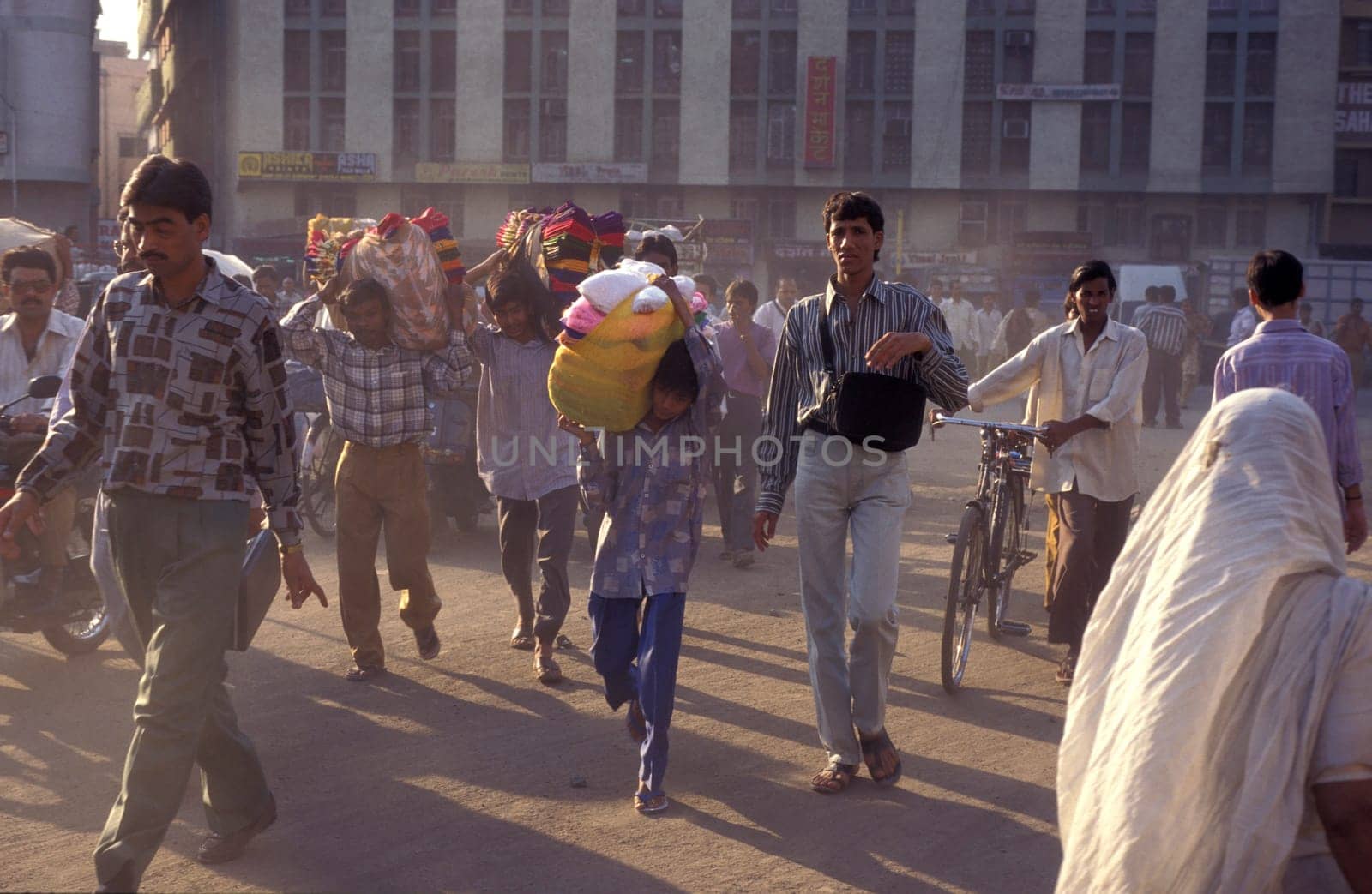 People carry bags with Cotton at the Trade market in the city of Surat in the Province Gujarat in India.  India, Gujarat, April, 1998