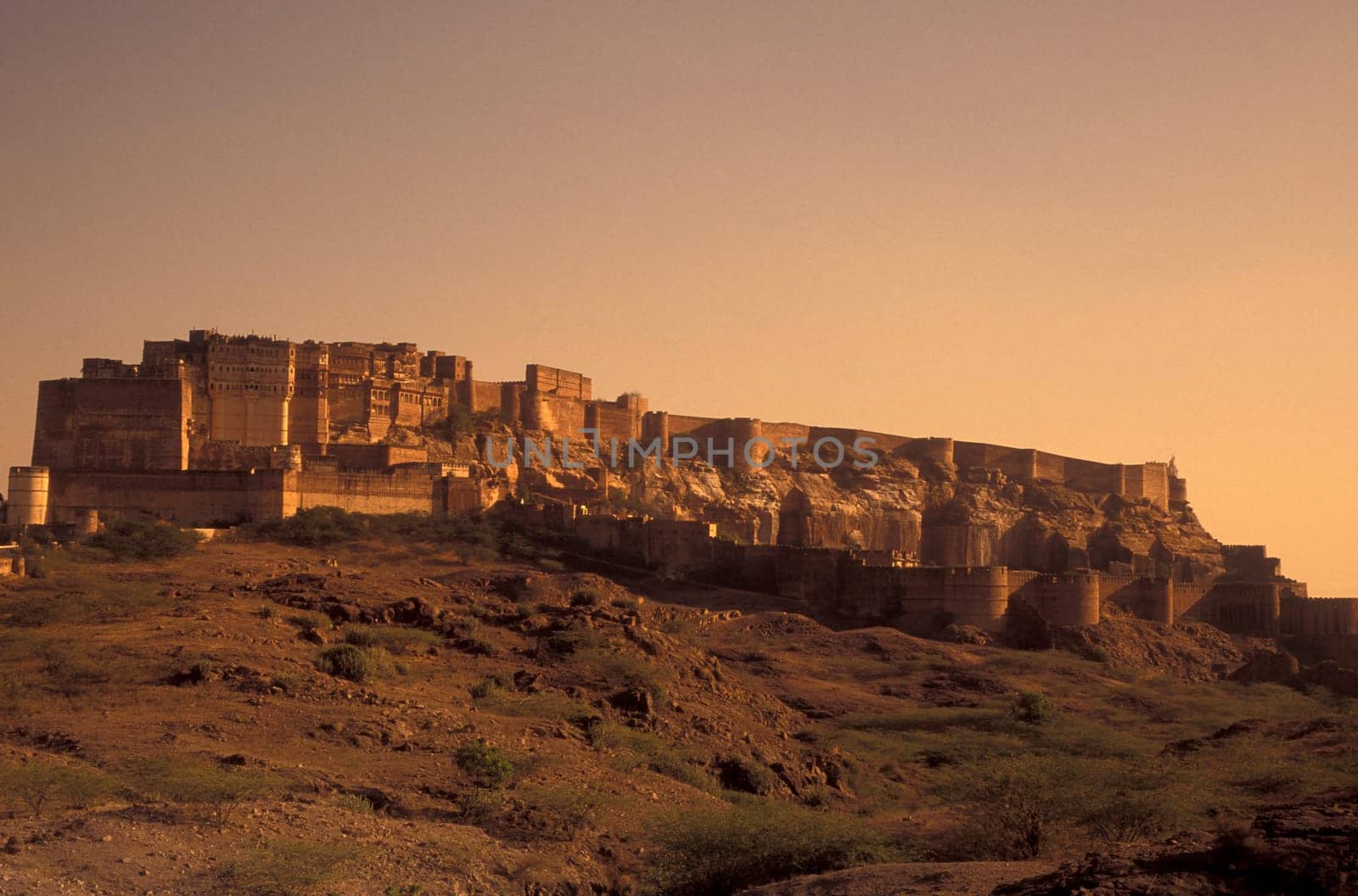 a view of the Meherangarh in the Town of Jodhpur in the Province of Rajasthan in India.  India, Jodhpur, January, 1998