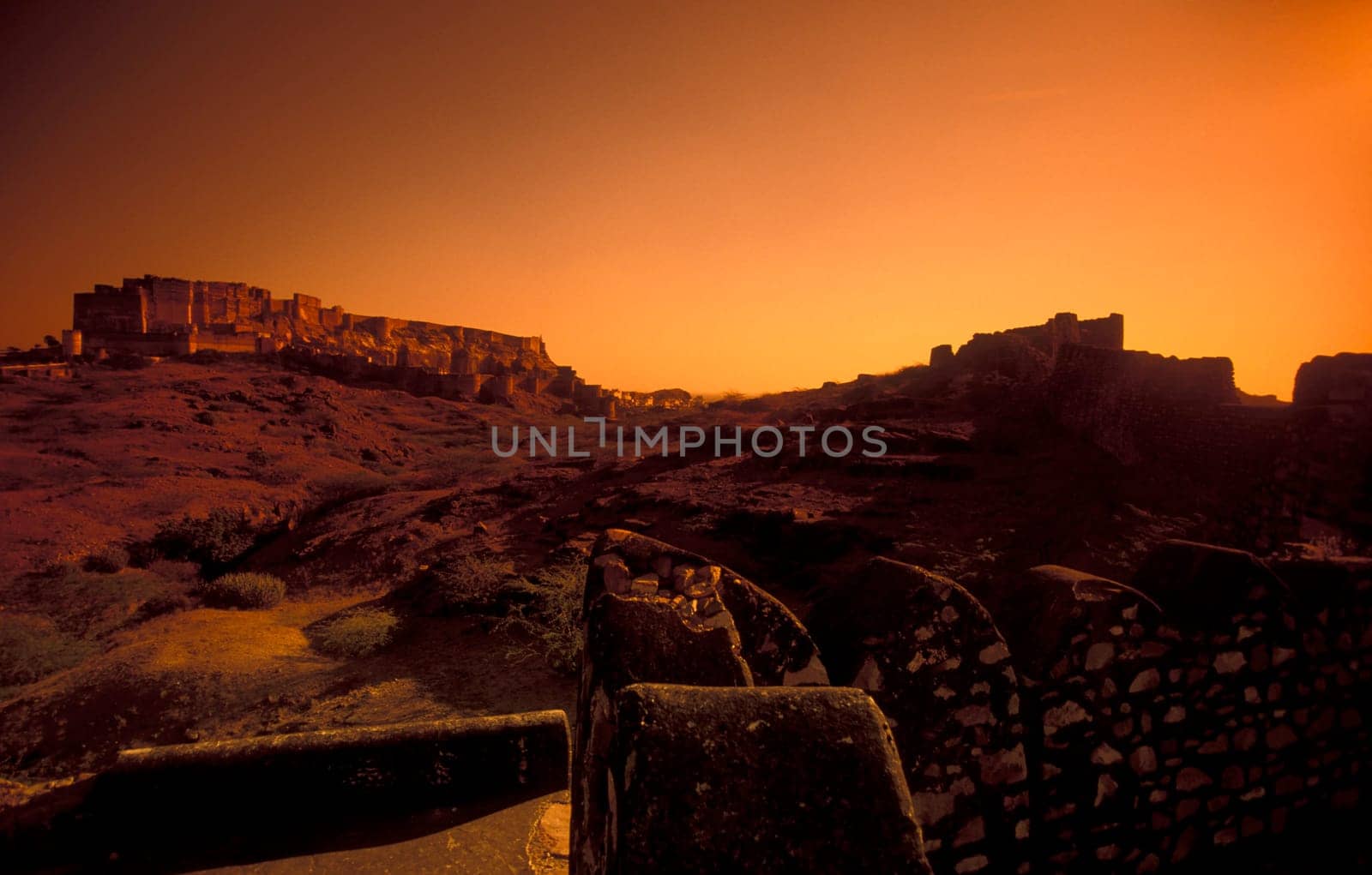 a view of the Meherangarh in the Town of Jodhpur in the Province of Rajasthan in India.  India, Jodhpur, January, 1998