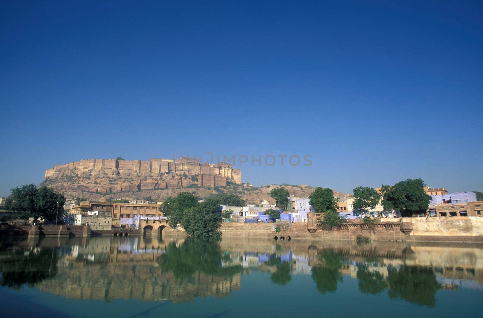 a view of the Meherangarh in the Town of Jodhpur in the Province of Rajasthan in India.  India, Jodhpur, January, 1998