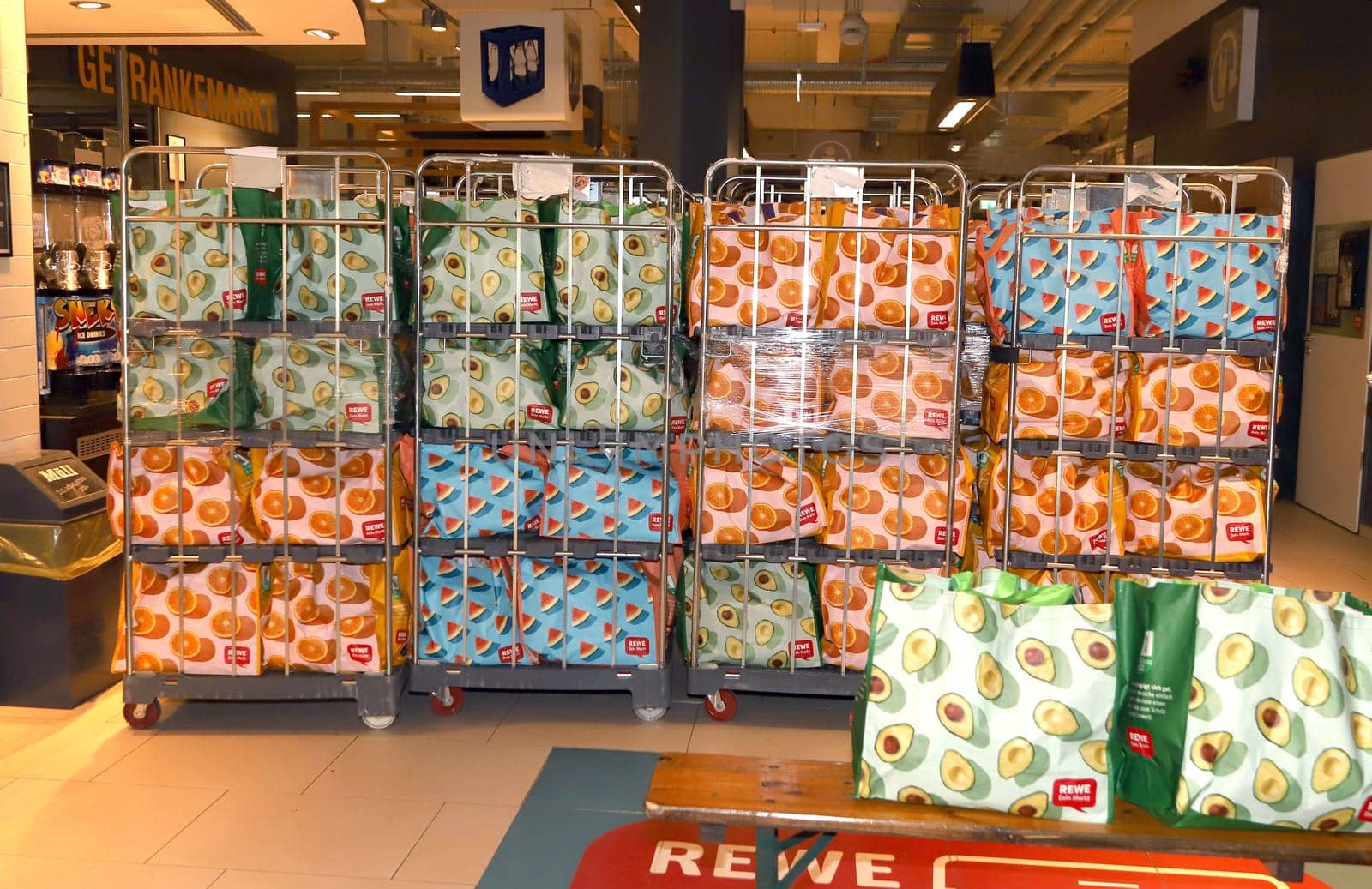 give aways, BARBECUE - Summer party for the needy and homeless. Invitation from the FRIENDS CUP Foerderverein e.V. and the  Unser Norden Foundation by Rewe Center Hamburg -Altona on 15.09.2024