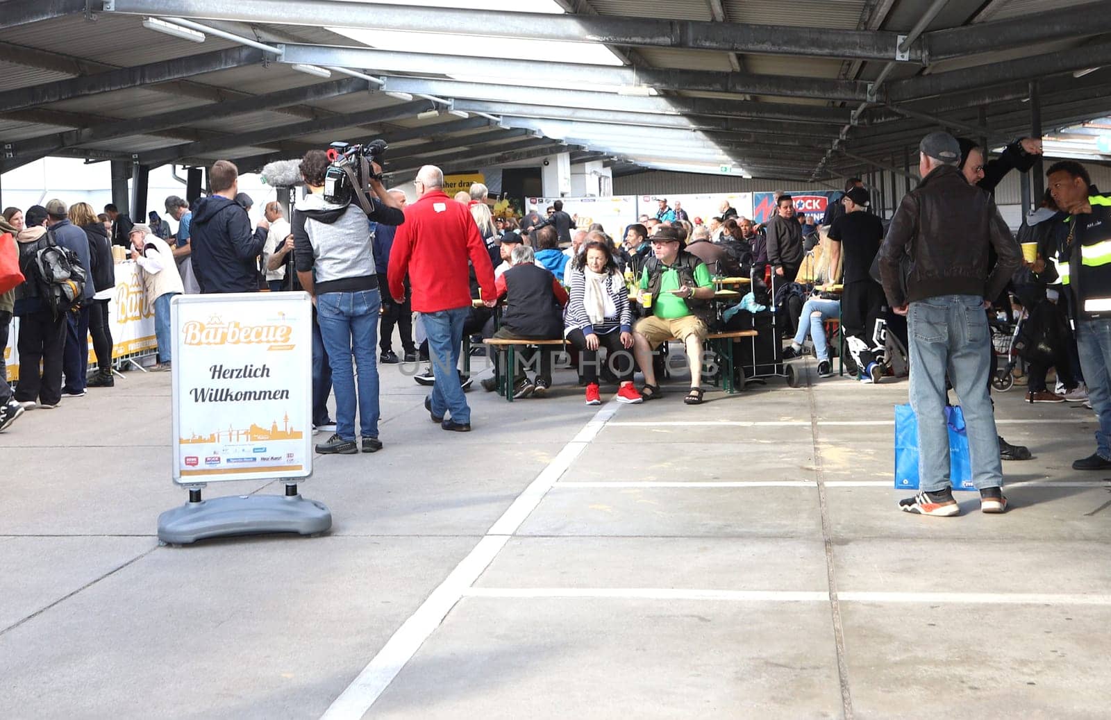 BARBECUE - Summer party for the needy and homeless. Invitation from the FRIENDS CUP Foerderverein e.V. and the  Unser Norden Foundation by Rewe Center Hamburg -Altona on 15.09.2024