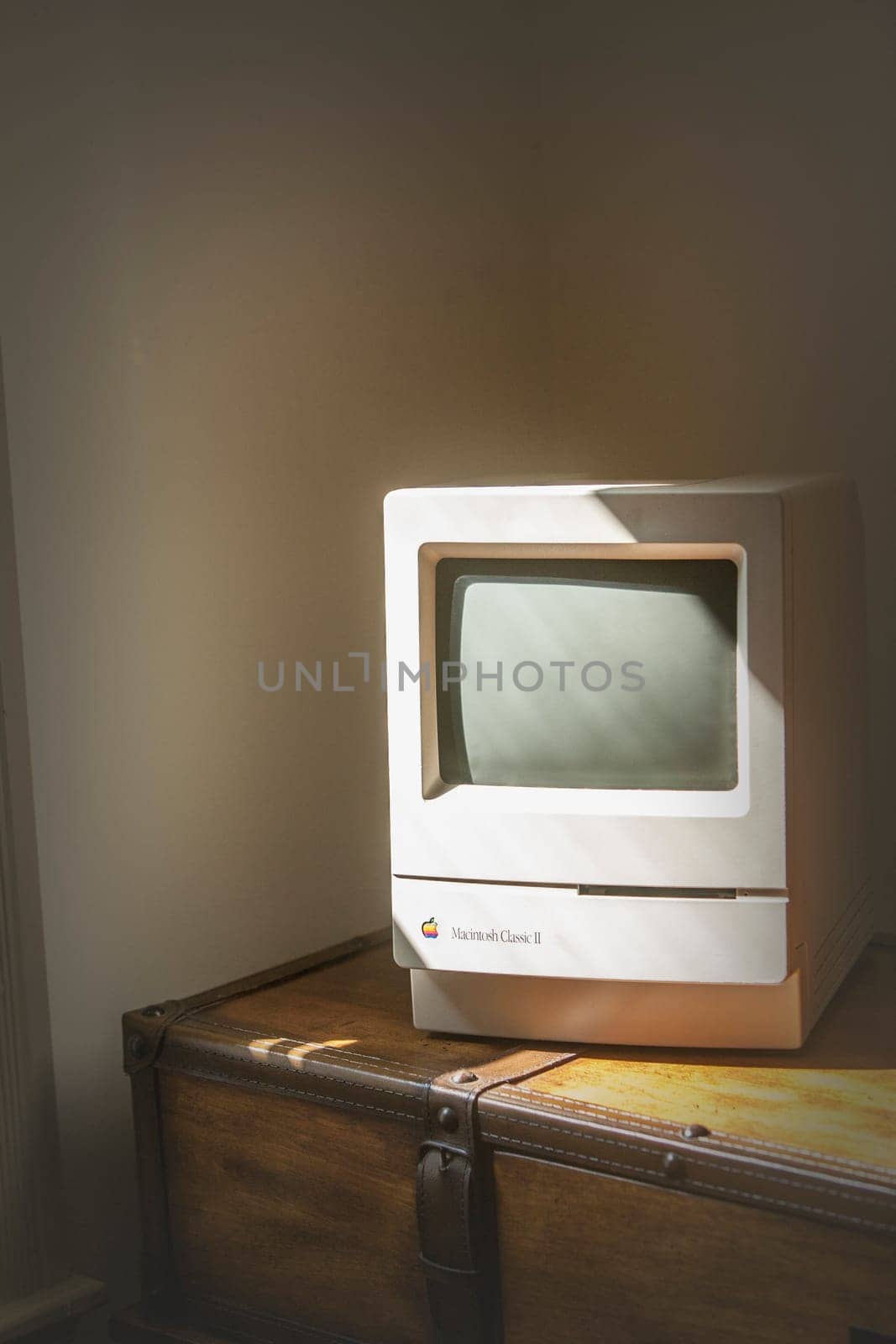 An old Macintoch Clasic 2  wit draatic lighting.