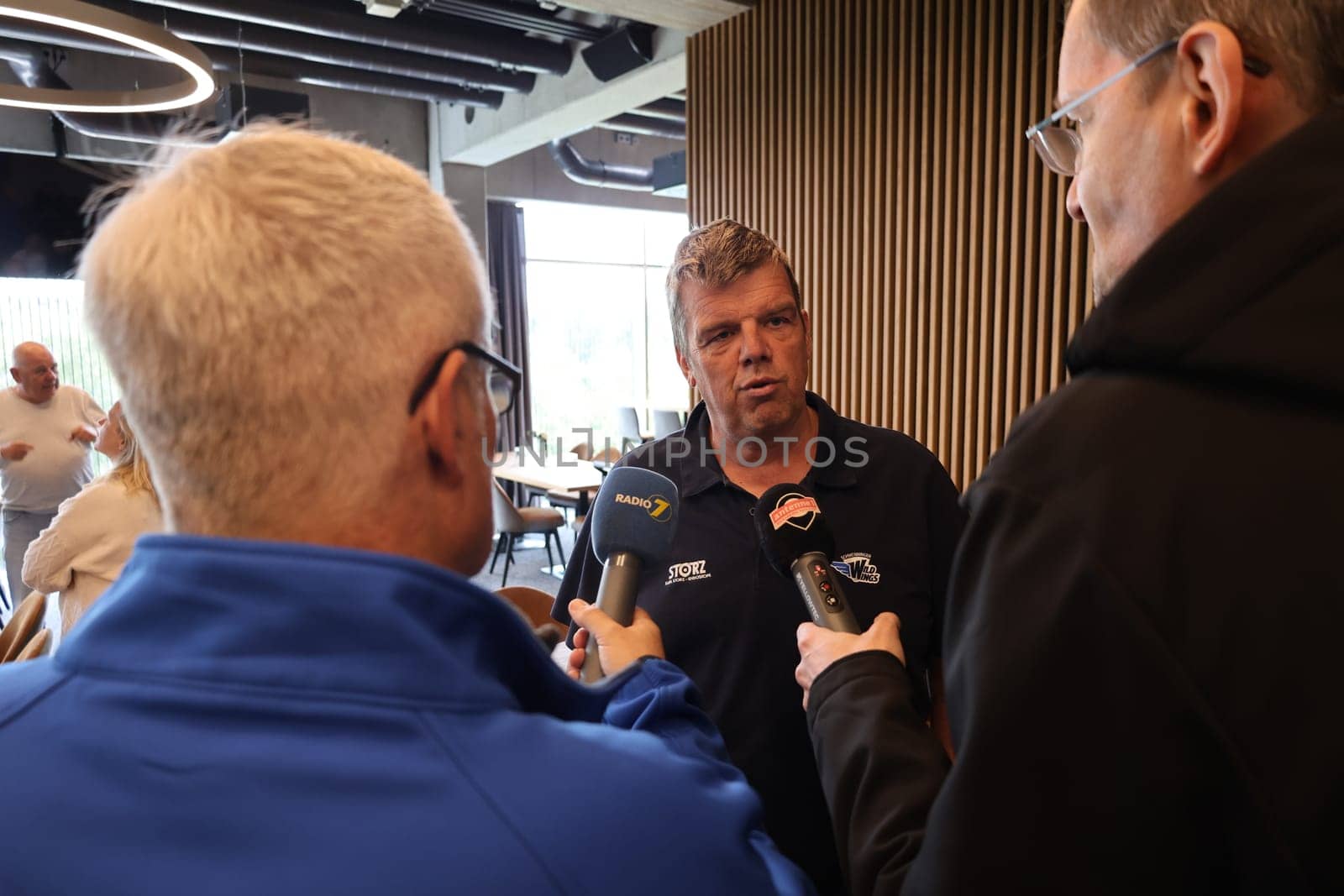 Sought-after interview partner: Stefan Wagner (Managing Director Schwenninger Wild Wings) at the press conference SERC WildWings season opener 24-25