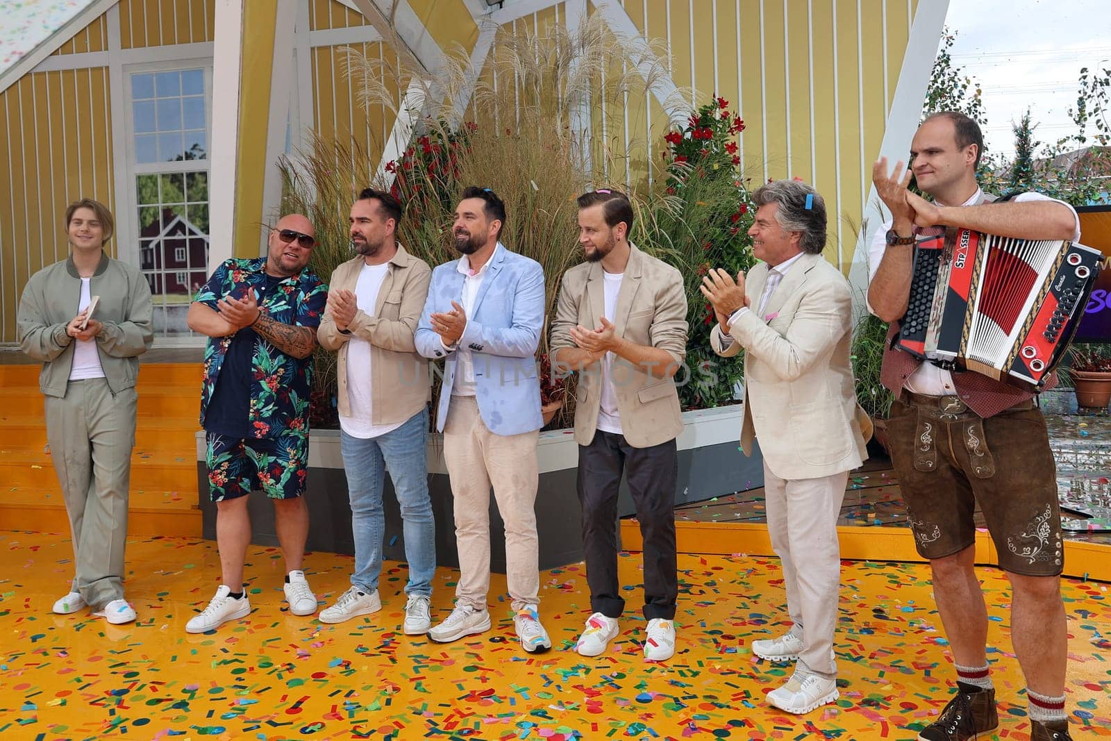 The finale after the last broadcast in 2024,v.li. Vincent Gross (singer/musician),singer Buddy,the group Cappuccinos,Andy Borg (singer / presenter) and   in the ARD TV program "Immer wieder sonntags""."