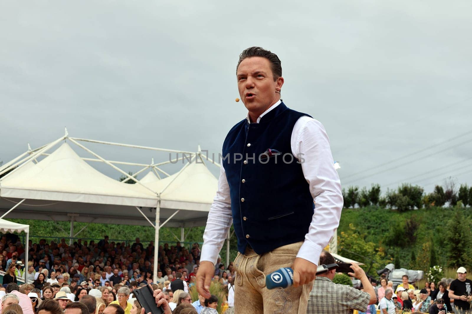 Last show in 2024,Stefan Mross (singer / presenter / entertainer) rocks the arena again and is on the tables in the ARD TV show "Immer wieder sonntags""."