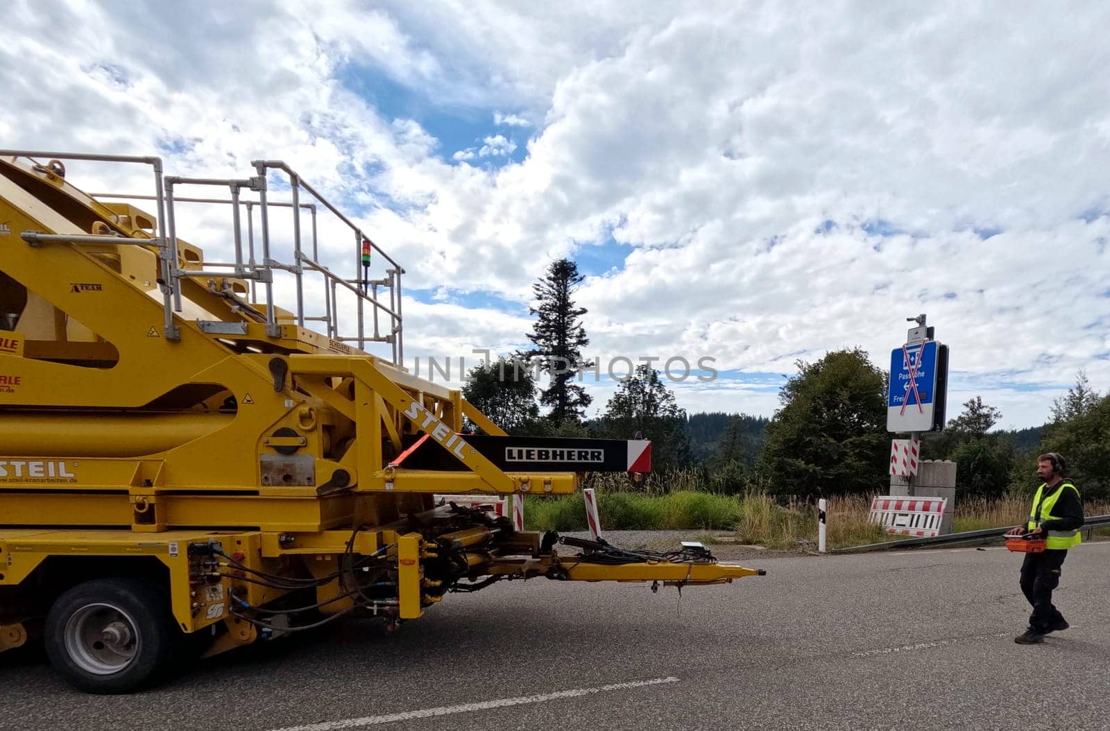 The self-propelled vehicle,remotely controlled by the runner,turns with the Rotenblatte from the parking lot at the Feldberg Pass onto the B 31 federal highway  The heavy transport of the 68-metre-long rotor blades leads over the Feldberg (Breisgau-Hochschwarzwald district) to Freiburg's local mountain,the Schauinsland  The rotor blades are mounted on a self-propelled vehicle,and they reach their destination at walking pace over several days  Topic picture wind energy
