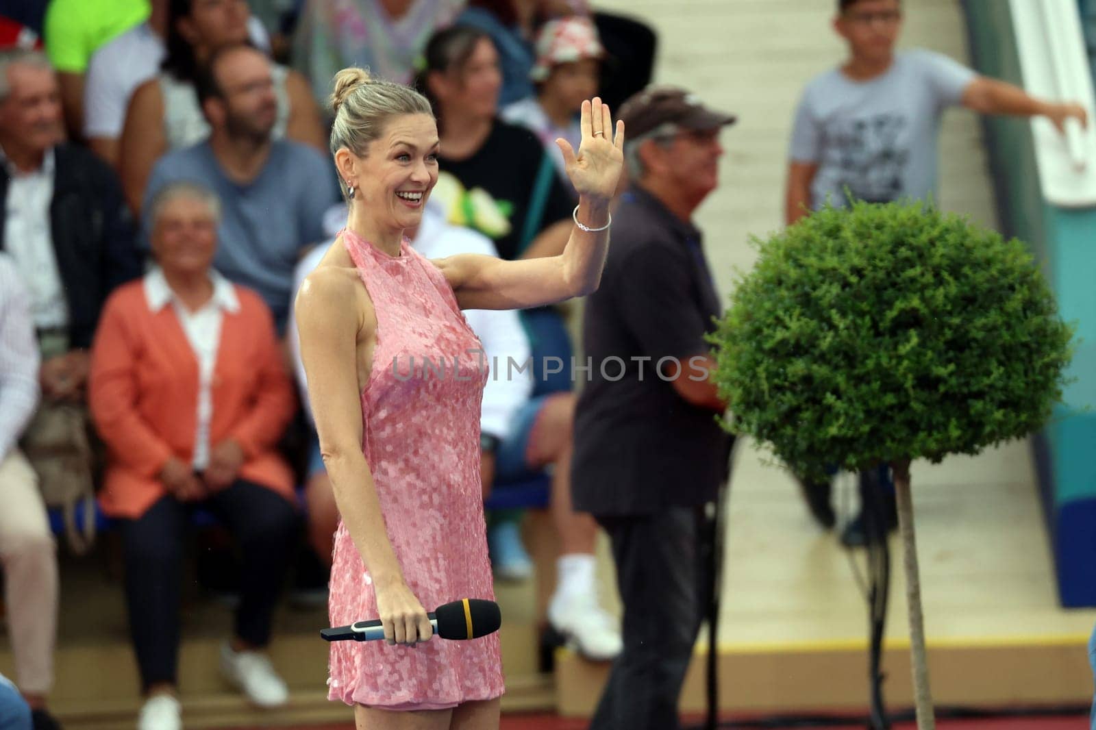 Linda Hesse (singer / musician) in the ARD TV show "Immer wieder sonntags""."