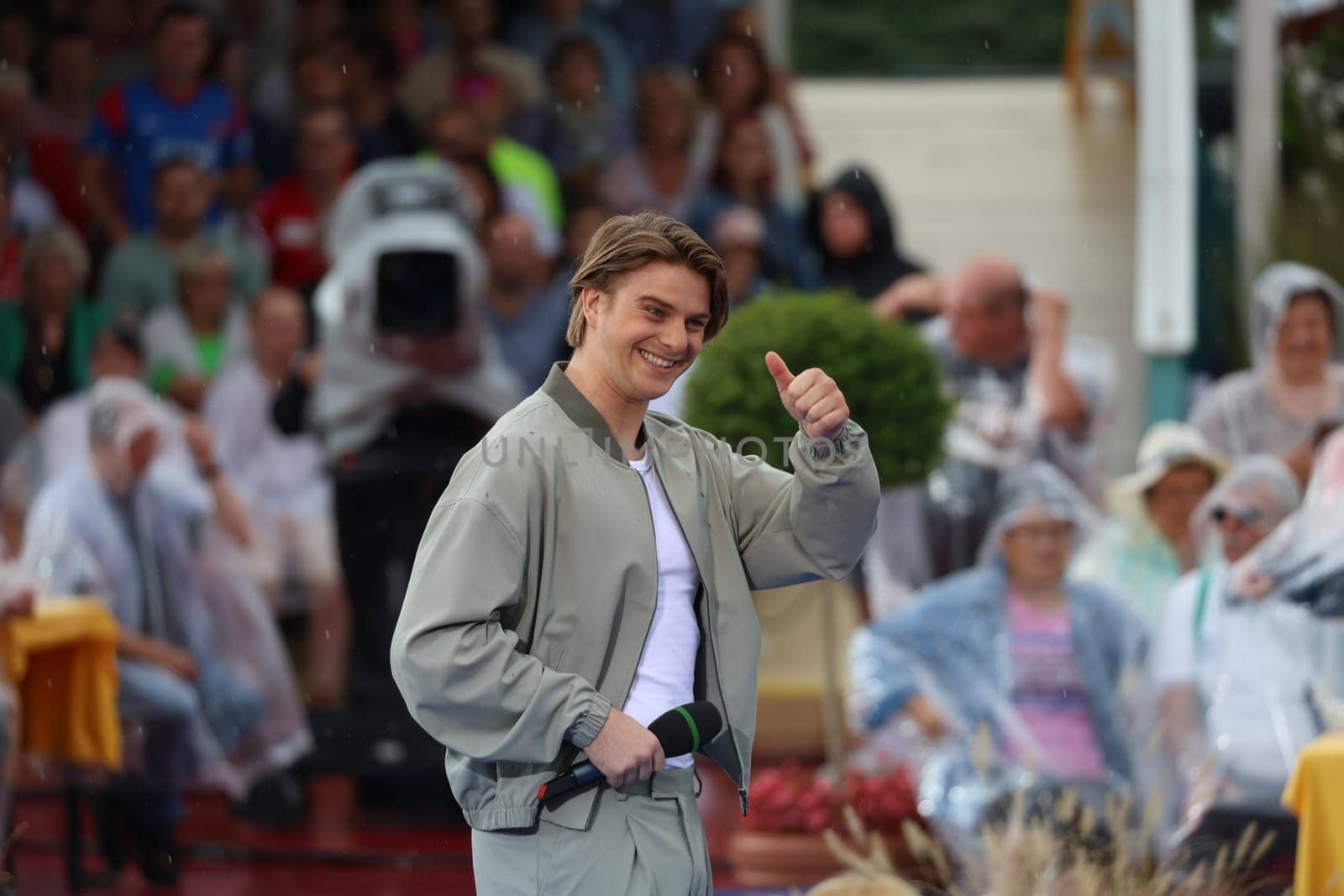 Vincent Gross (singer/musician) in the ARD TV show "Immer wieder sonntags""."