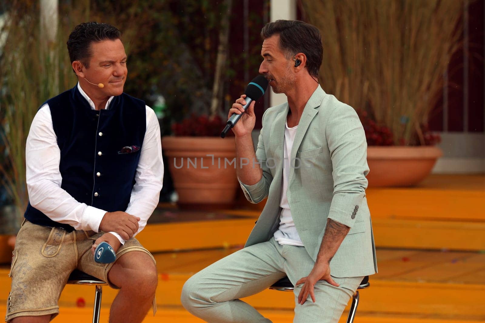 Surprise guest Florian Silbereisen (singer / musician / entertainer) with Stefan Mross (singer / presenter / entertainer) in the ARD TV show "Immer wieder sonntags""."