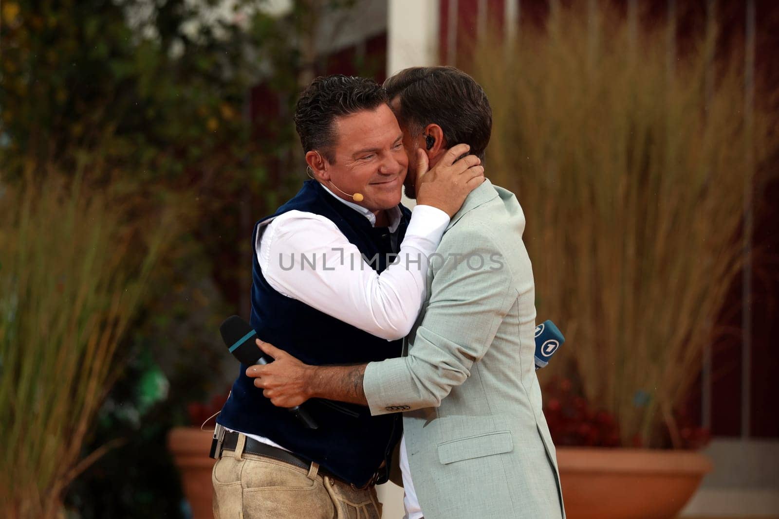 Two real friends: Stefan Mross (singer / presenter / entertainer) and surprise guest Florian Silbereisen (singer / musician / entertainer) in the ARD TV show "Immer wieder sonntags""."