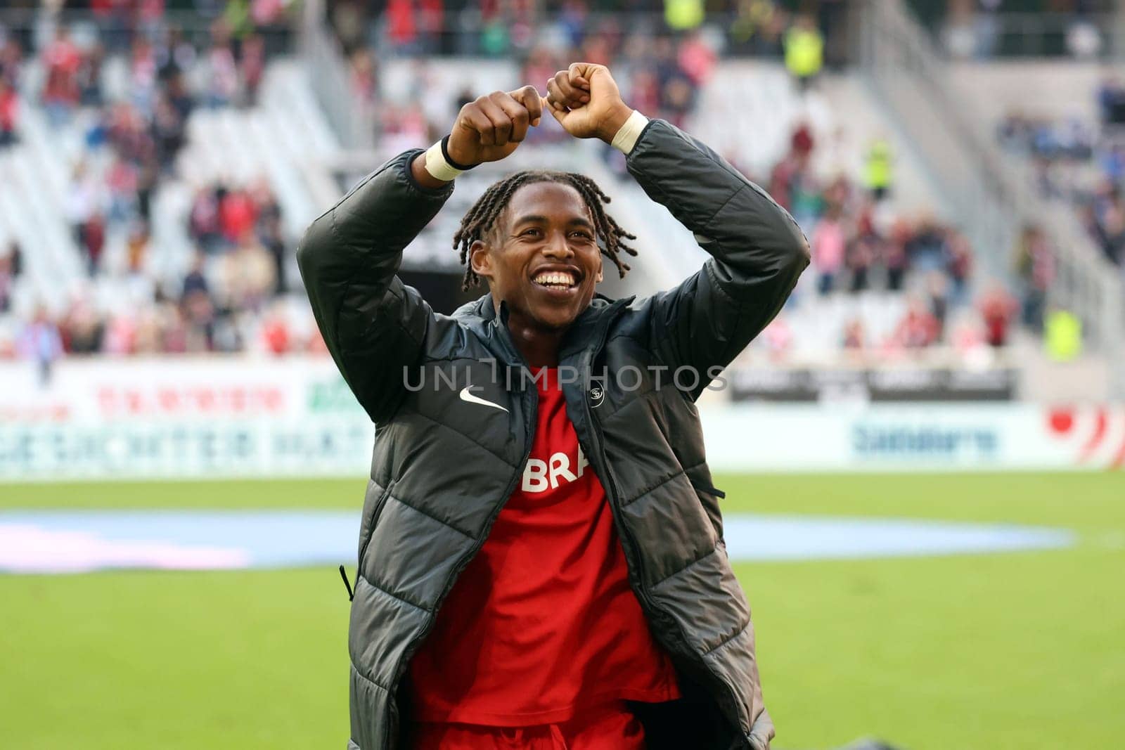 Junior Adamu (SC Freiburg) was the celebrated hero after two goals in the 1st FBL match: 24-25: 3rd Sptg. SC Freiburg - VfL Bochum  DFL REGULATIONS PROHIBIT ANY USE OF PHOTOGRAPHS AS IMAGE SEQUENCES AND/OR QUASI-VIDEONann  Photo: Joachim Hahne/johapress