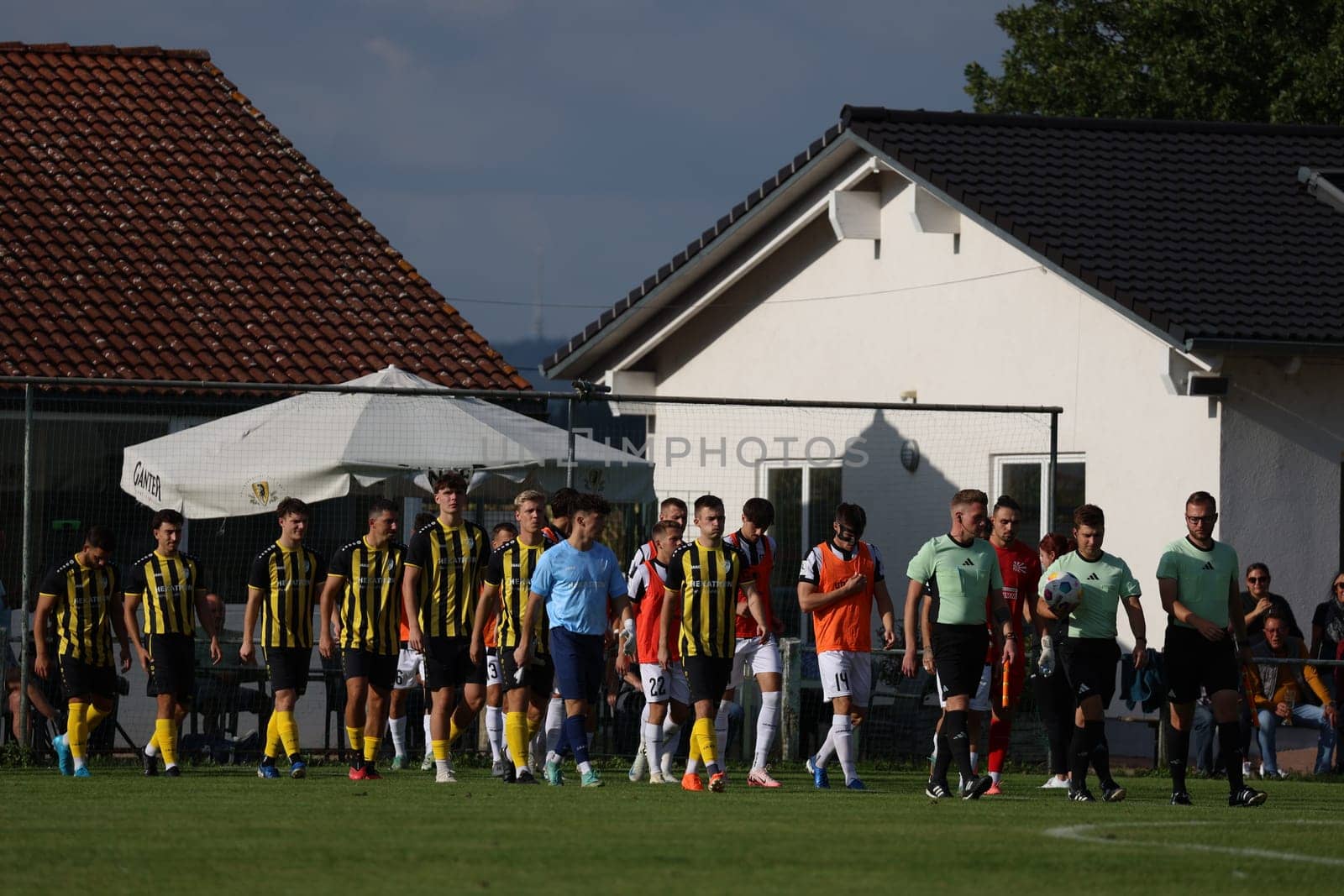 Led by the referee team around referee Christian Eiletz,the teams take to the pitch for the SBFV Cup round of 16 23/24: VfR Hausen- - FC 08 Villingen