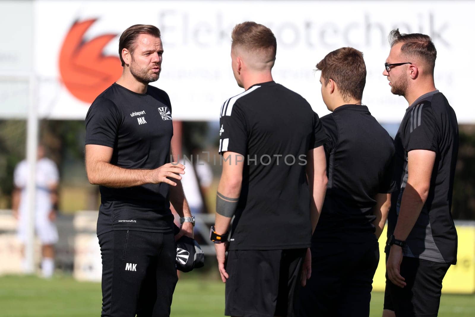 Mario Klotz (head coach FC 08 Villingen) is in conversation with the referee team around referee Christian Eiletz before the game at the SBFV Cup round of 16 23/24: VfR Hausen- - FC 08 Villingen