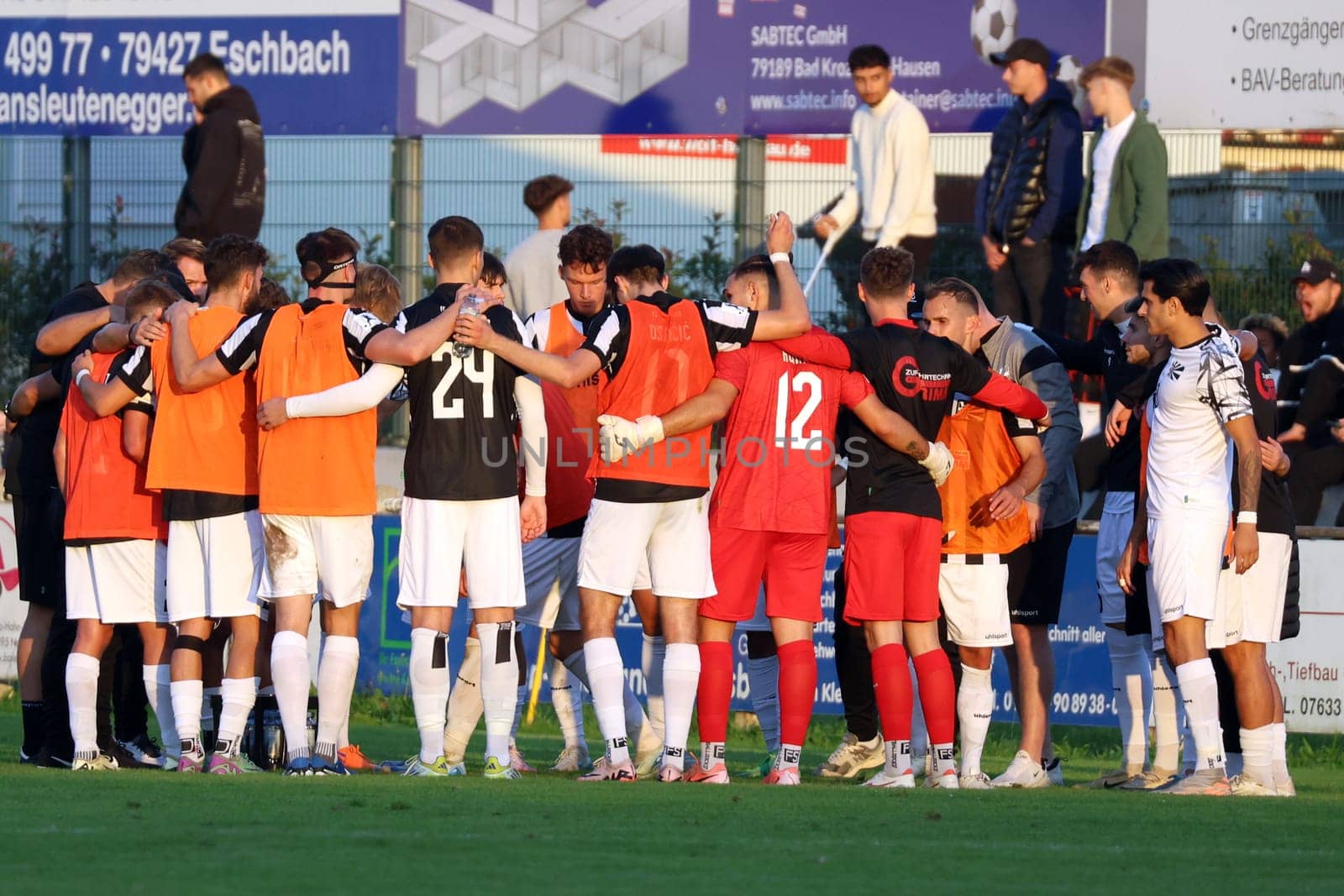 The players of regional league team FC 08 Villingen invoke the team spirit and can win in extra time with 1:0 goals in the SBFV Cup round of 16 23/24: VfR Hausen- - FC 08 Villingen