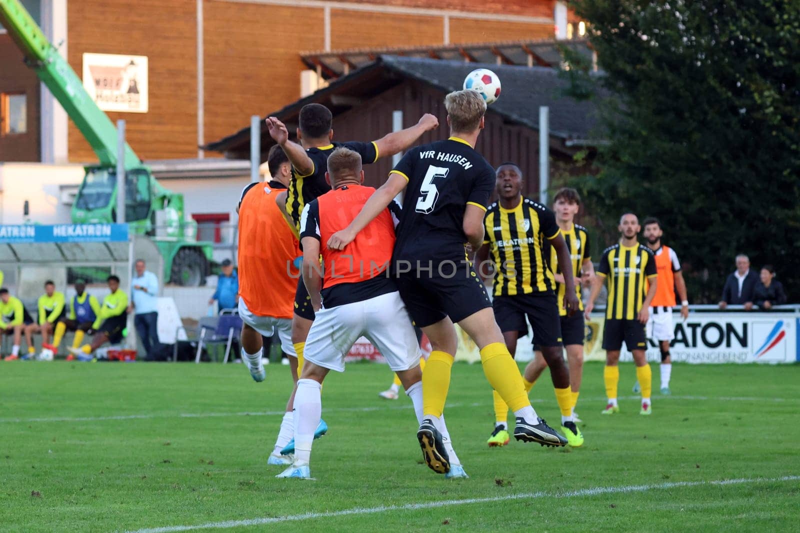 As here with Nick Gladrow (5),the players of the association league team VfR Hausen brace themselves like a wall against the attacking Villingen players in the SBFV Cup round of 16 23/24: VfR Hausen- - FC 08 Villingen