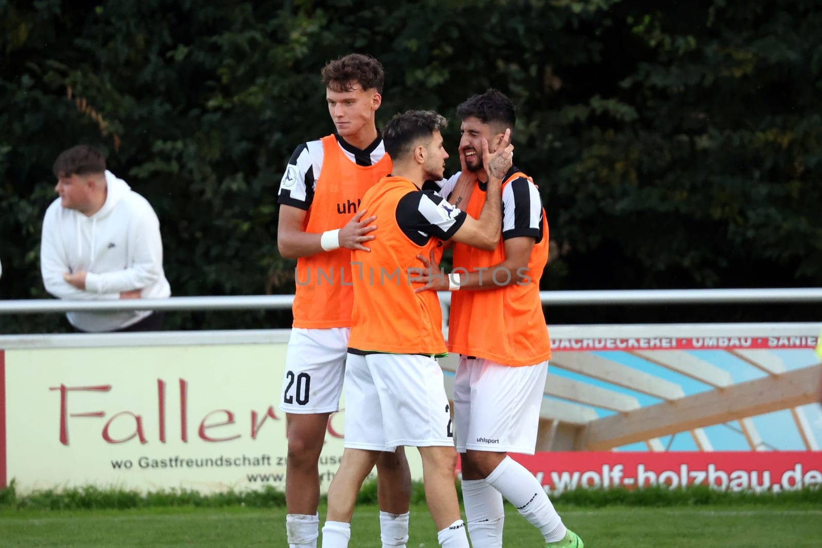 The decision in extra time in Hausen: Samet Yilmaz (FC 08 Villingen) scored to make it 0-1 and is celebrated by his colleagues in the SBFV Cup round of 16 23/24: VfR Hausen- - FC 08 Villingen