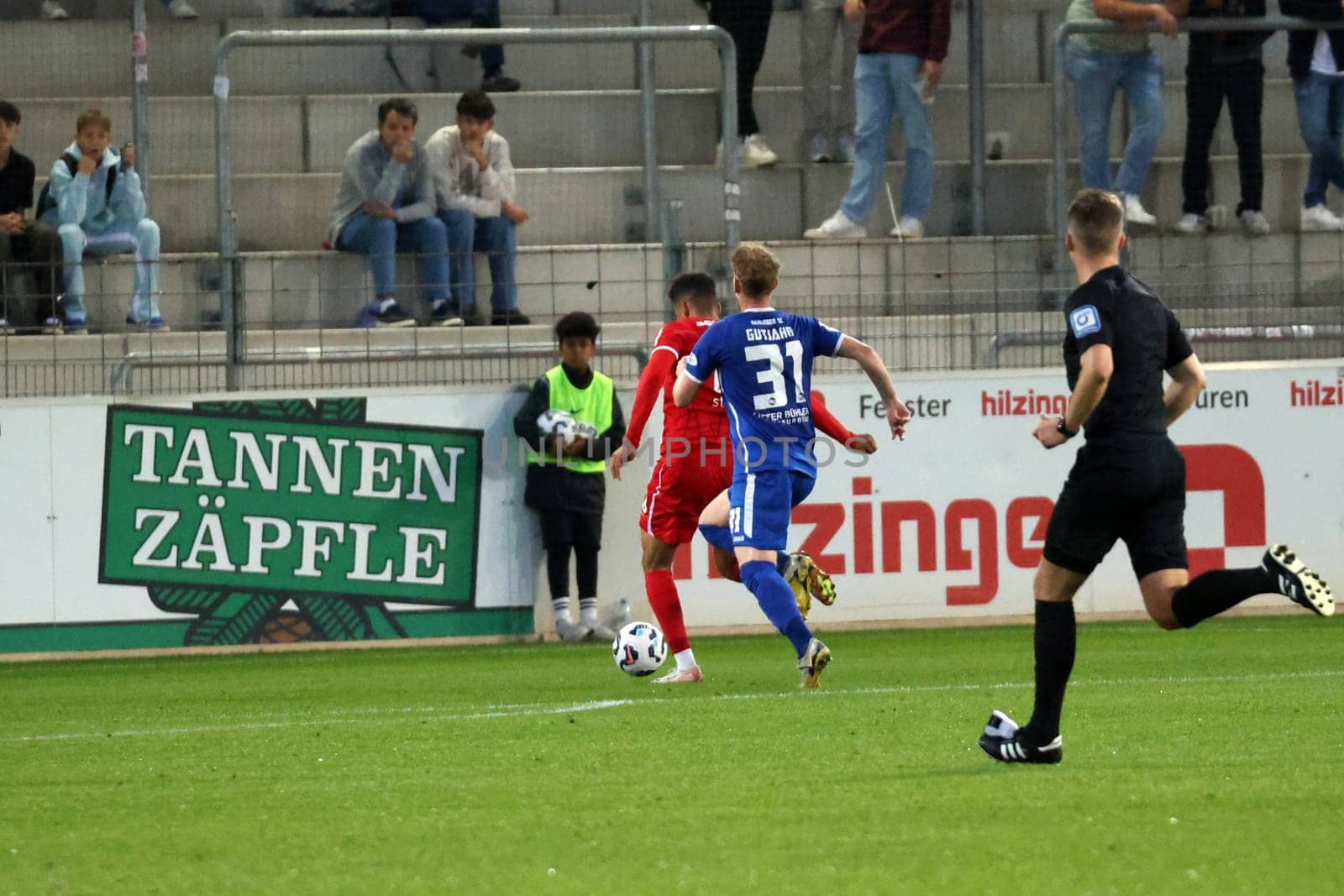 Yann Sturm (SC Freiburg II / U23) escapes Nico Gutjahr (Bahlinger SC /BSC) and scores to make it 2-0 in the match of the Football RL SW 24-25: 9.