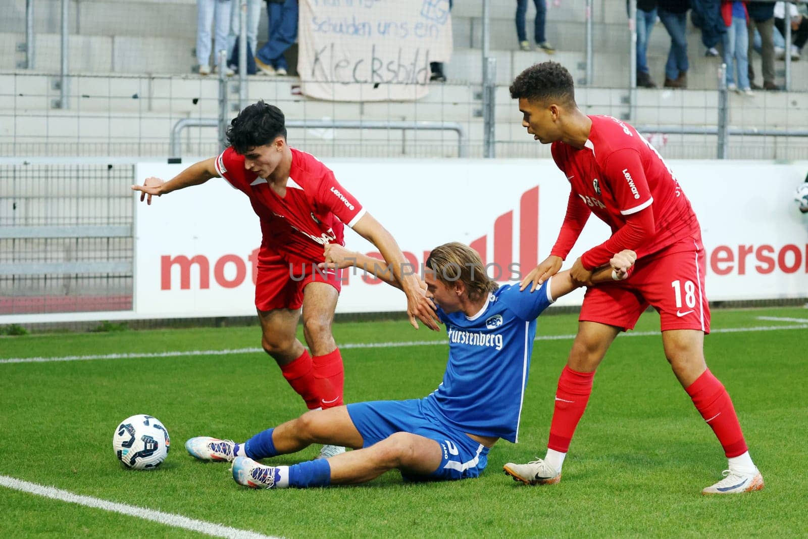 Who is keeping whom in sitting soccer Laurin Tost (Bahlinger SC / BSC) and Yann Sturm (SC Freiburg II / U23) at the match of the soccer RL SW 24-25: 9.