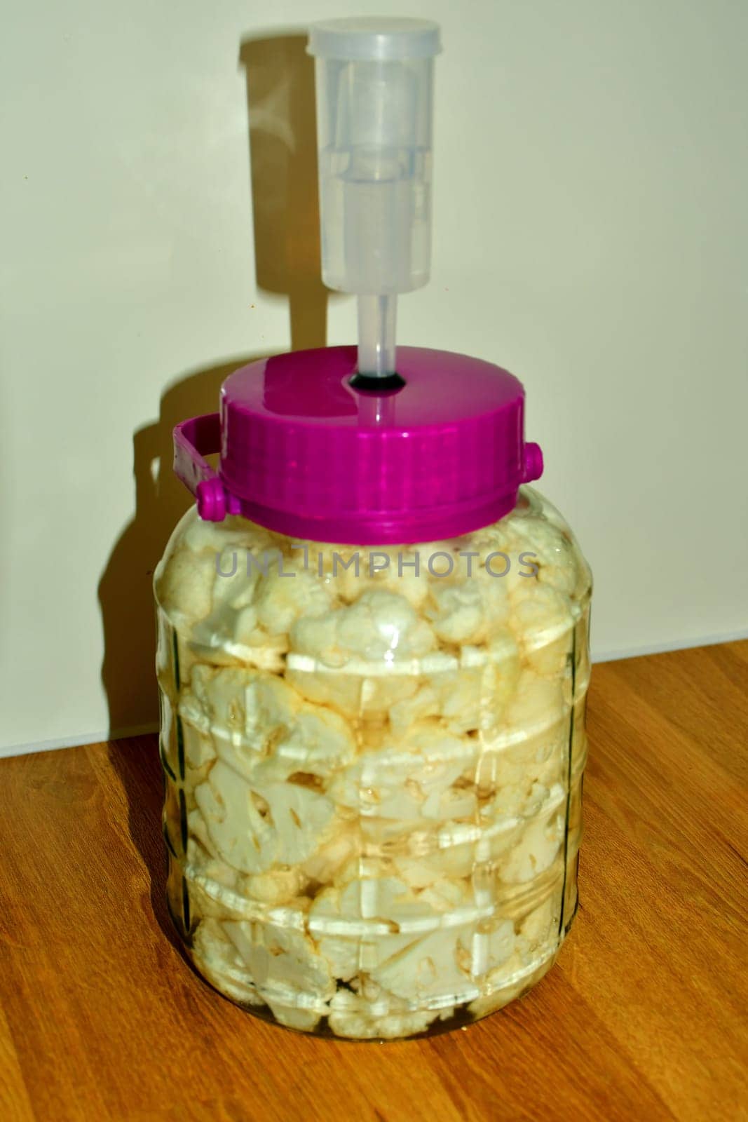 Fermentation of cauliflower in a glass with fermentation valve