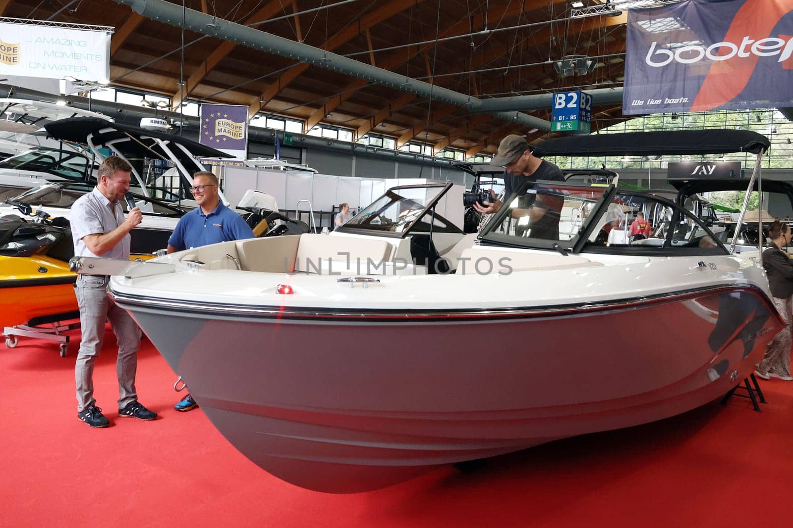 The Interboot 2024 trade fair in Friedrichshafen will open its doors on 25.09.2024. During the press tour and the presentation of the trade fair innovations,model Cora was already fascinated
