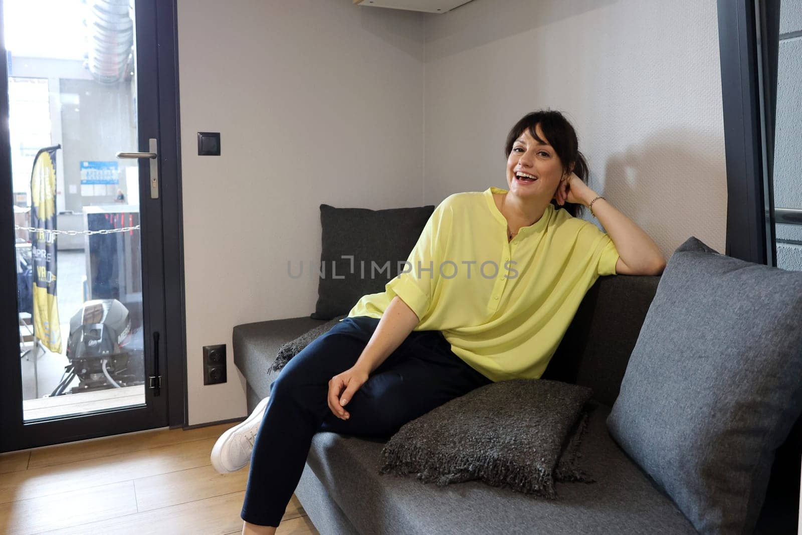 The Interboot 2024 trade fair in Friedrichshafen will open its doors on 25.09.2024. During the press tour and the presentation of the trade fair innovations,model Cora was already fascinated and took a seat on the comfortable sofa