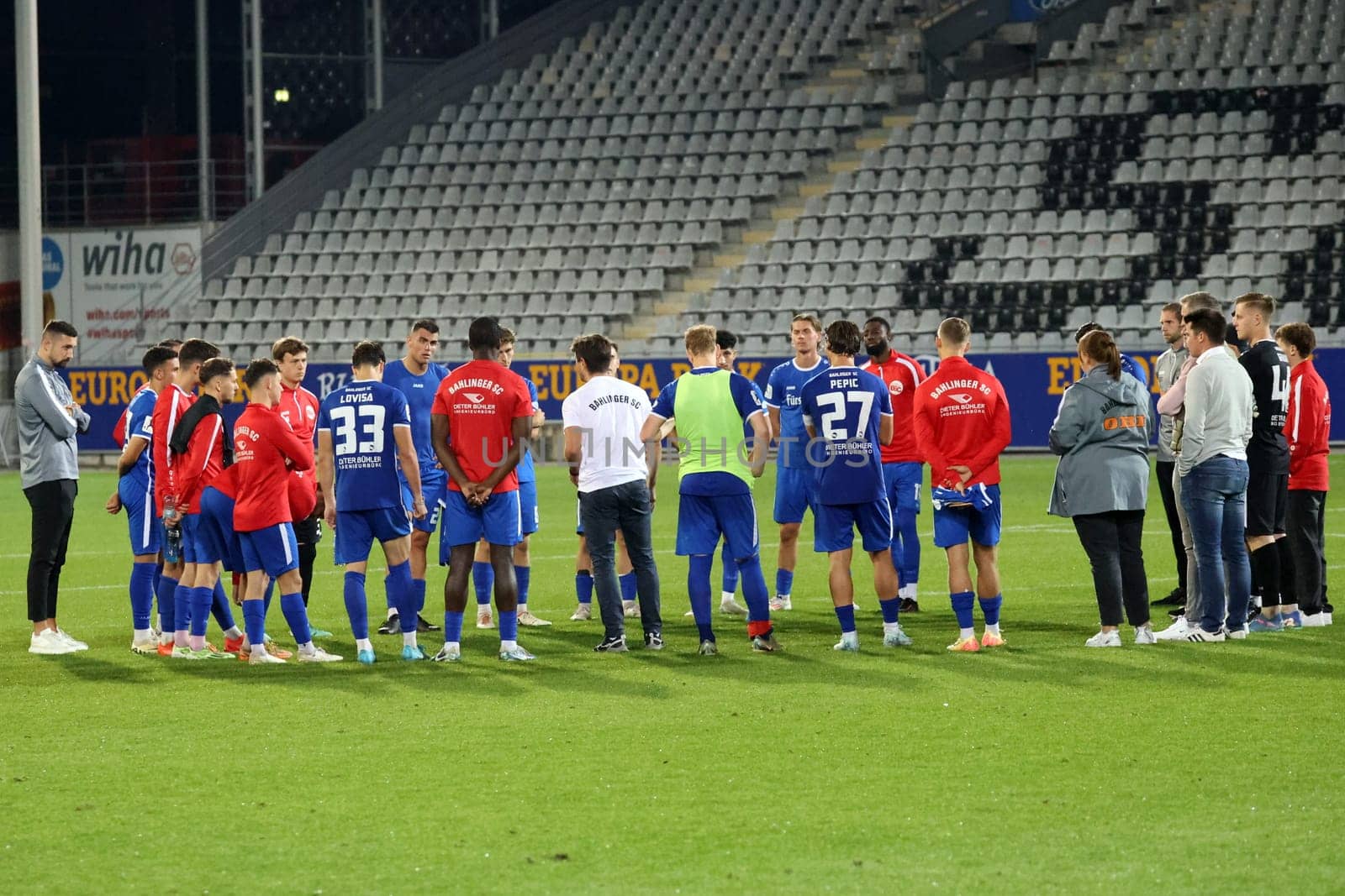 Standing together and sticking together - Coach Dennis Bührer (Bahlinger SC),swears in his team after the 0:4 in Freiburg for the upcoming tasks after the match of the football RL SW 24-25: 9.