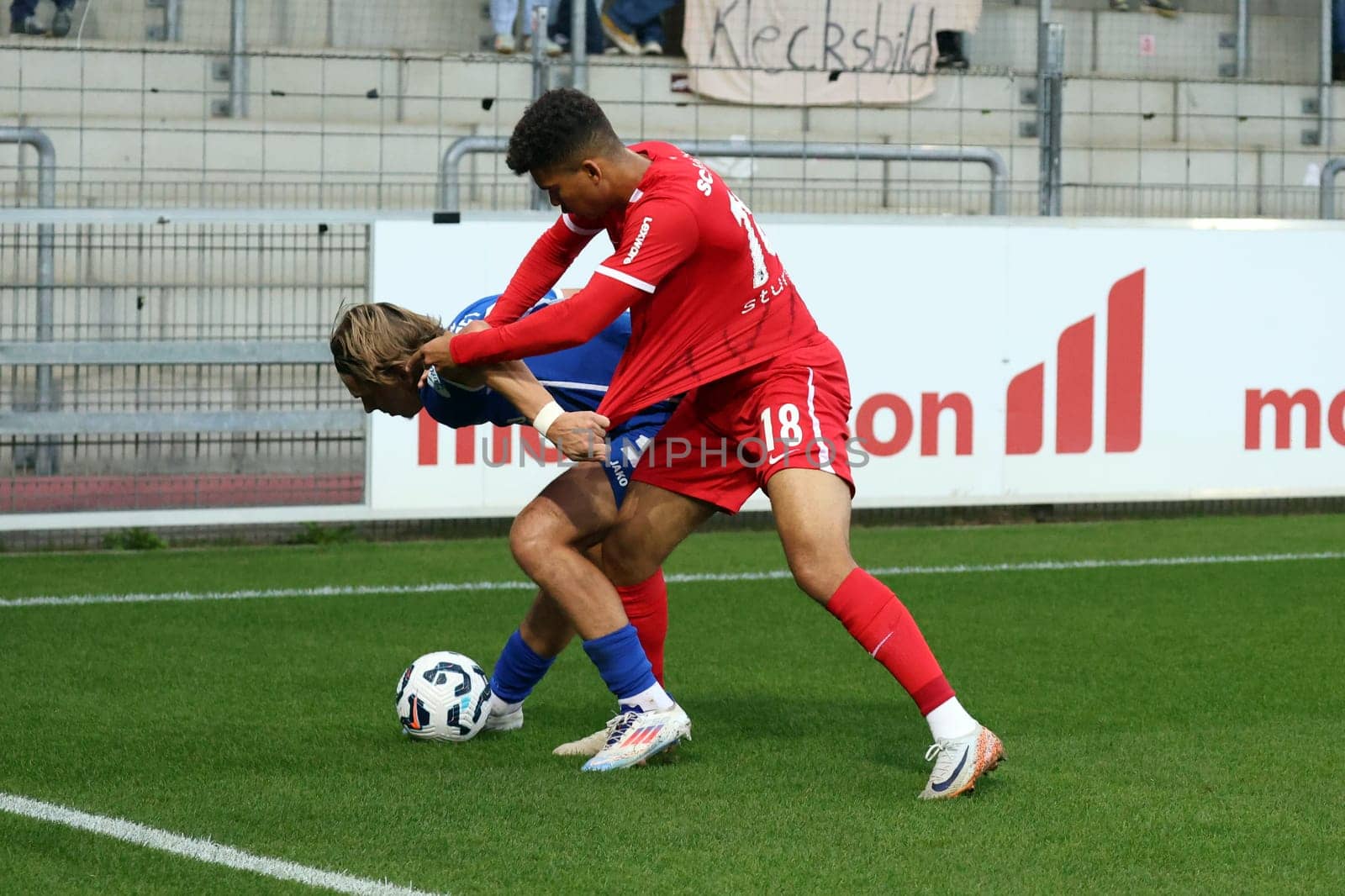 Holding and tugging on the touchline,vs Laurin Tost (Bahlinger SC /BSC) and Yann Sturm (SC Freiburg II / U23) in the match of the Football RL SW 24-25: 9.