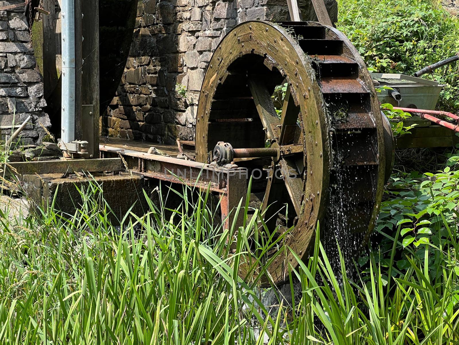 Watermills serve as a drive for grain milling,for power generation and as a transmission drive. Watermills are used as drives for grinding grain,for generating electricity and as transmission drives.