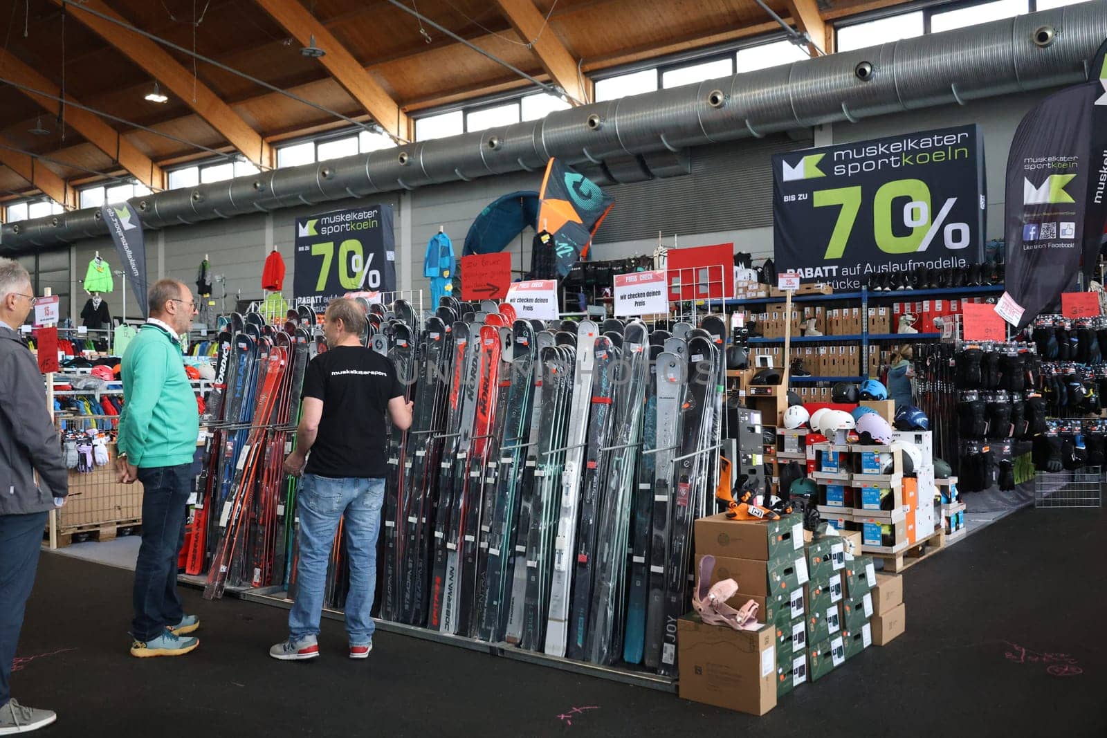 The next winter is sure to come - skis and snowboards as well as ski helmets will also be available at the Interboot 2024 trade fair Friedrichshafen will open its doors on 25.09.2024