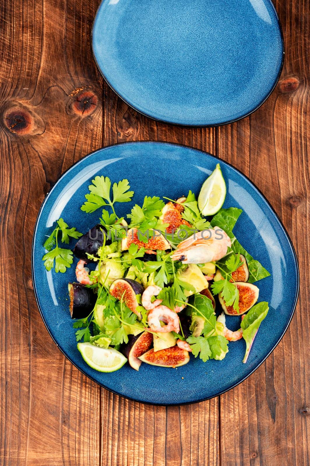 Platter of green salad with figs and figs. Seafood salad.